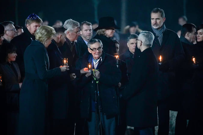 Koningspaar Brandt Kaarsje Bij Herdenking Auschwitz Blauw Bloed