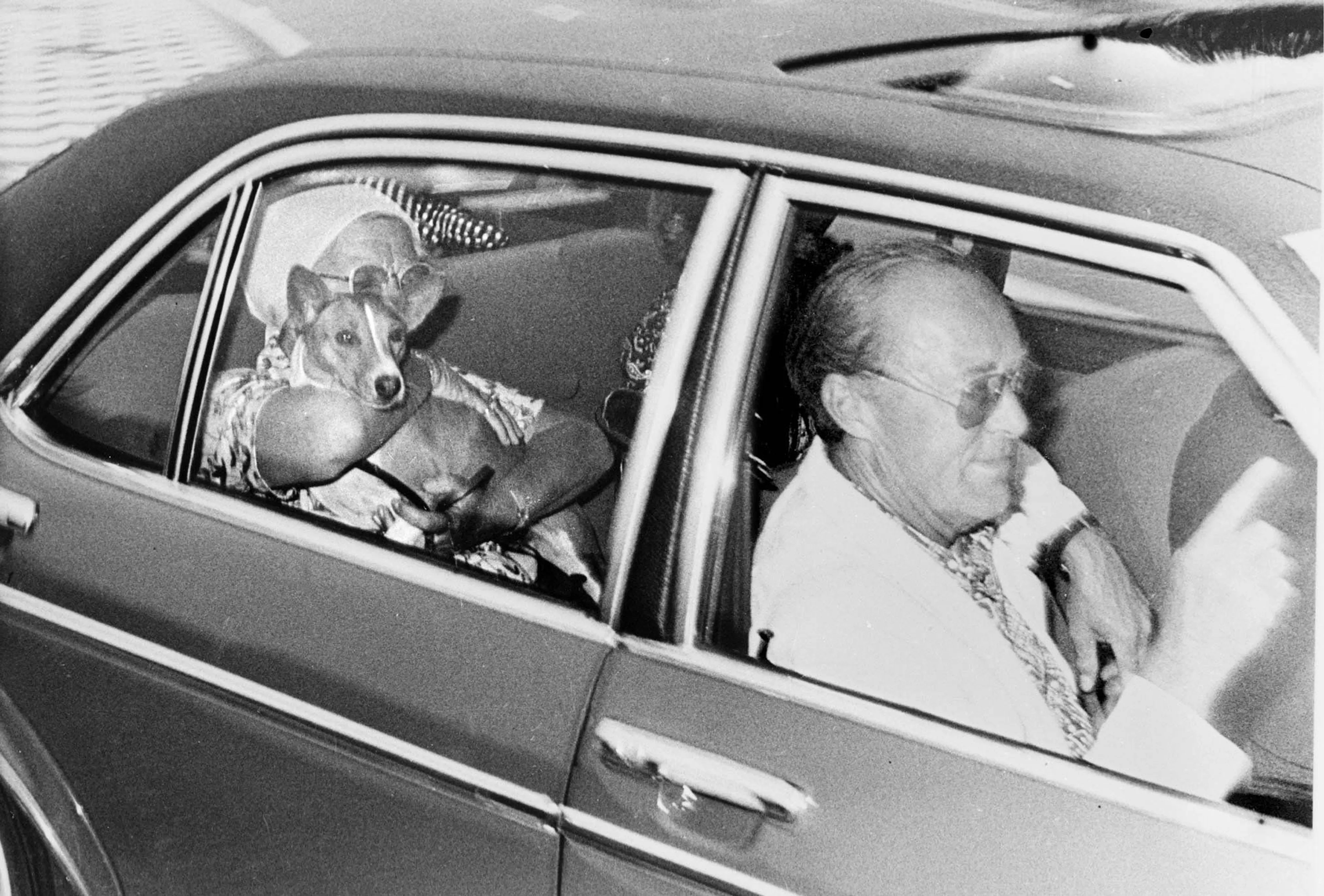 Koningin Juliana en prins Bernhard komen in verband met de Lockheed-affaire vervroegd van vakantie terug op Paleis Soestdijk (1976).
