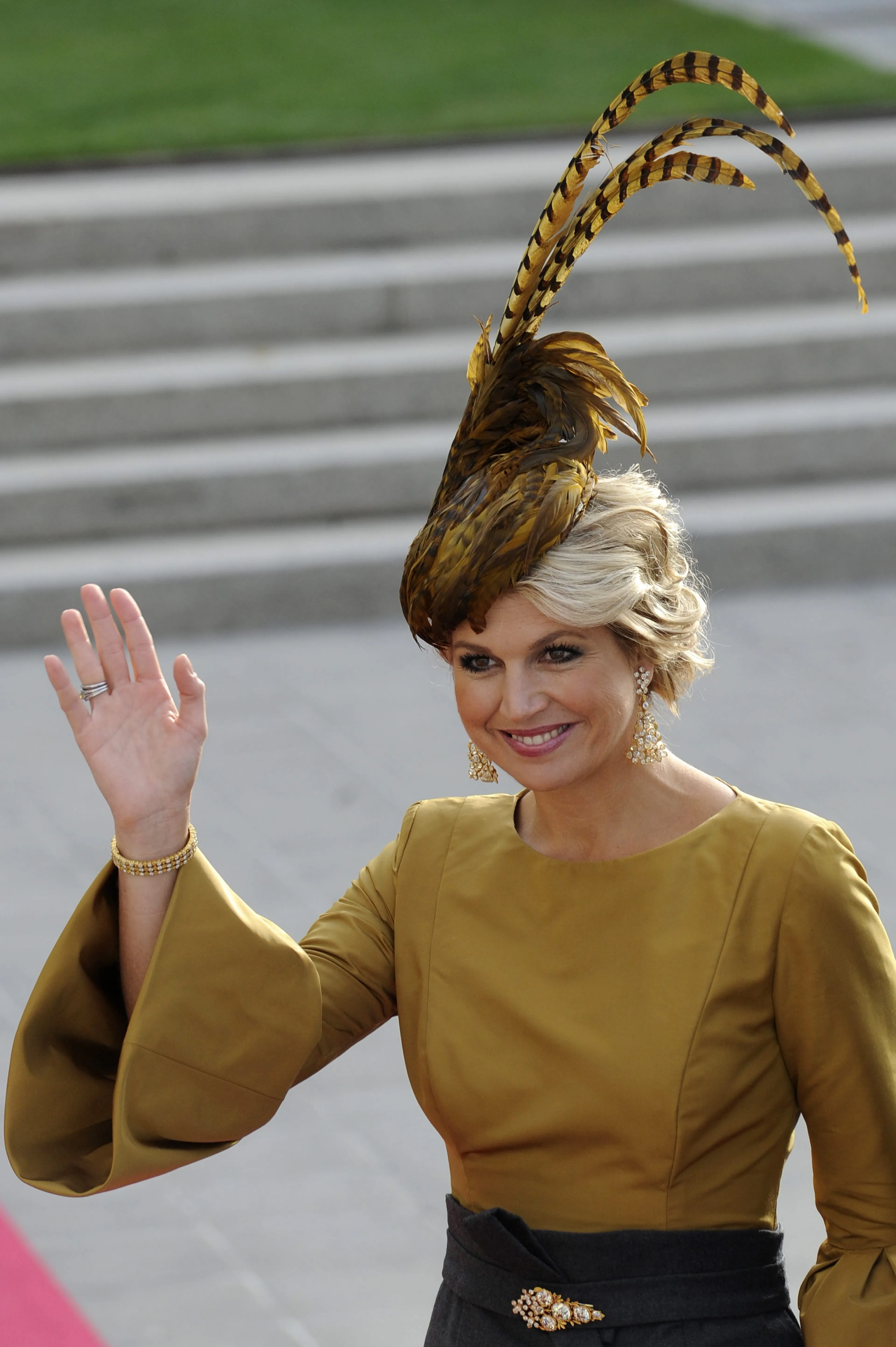 De jurk heeft lampenkap mouwen.