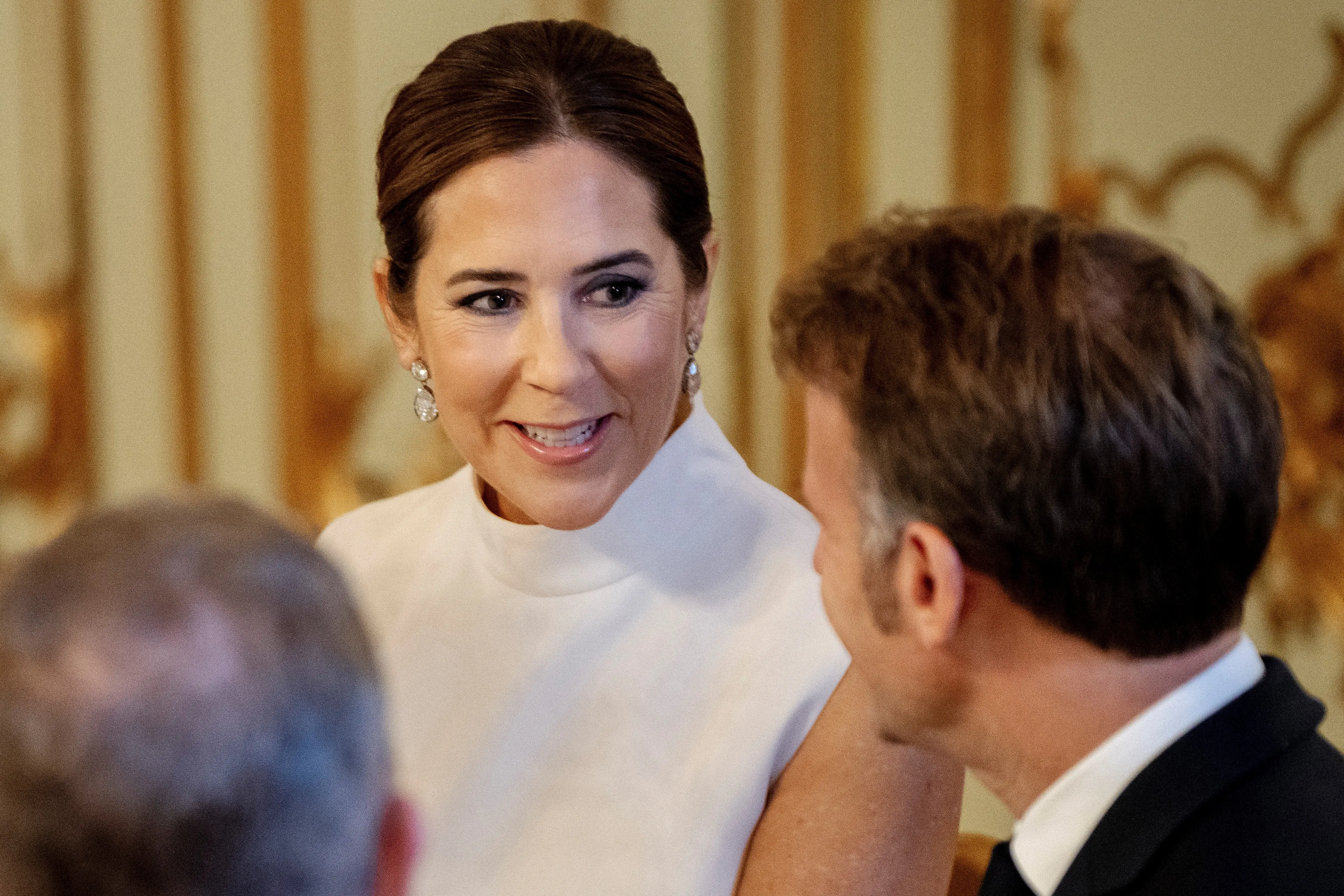 Deense koningin Mary verrast in nieuwe witte look op galadiner