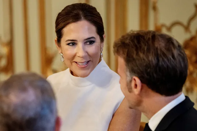 De koningin maakt een praatje met president Macron.