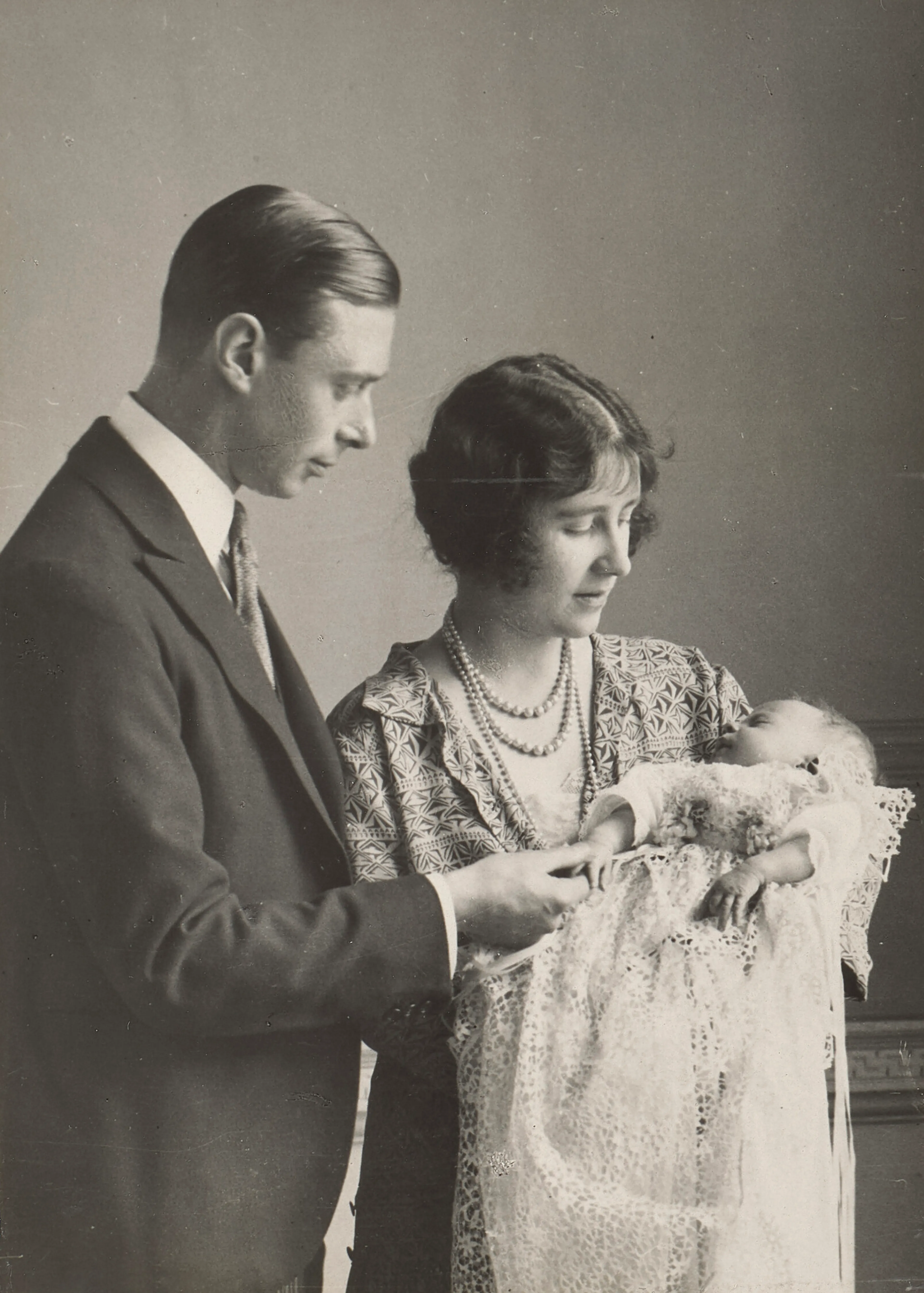 Prinses Elizabeth op de dag van haar doop met haar ouders (1926).