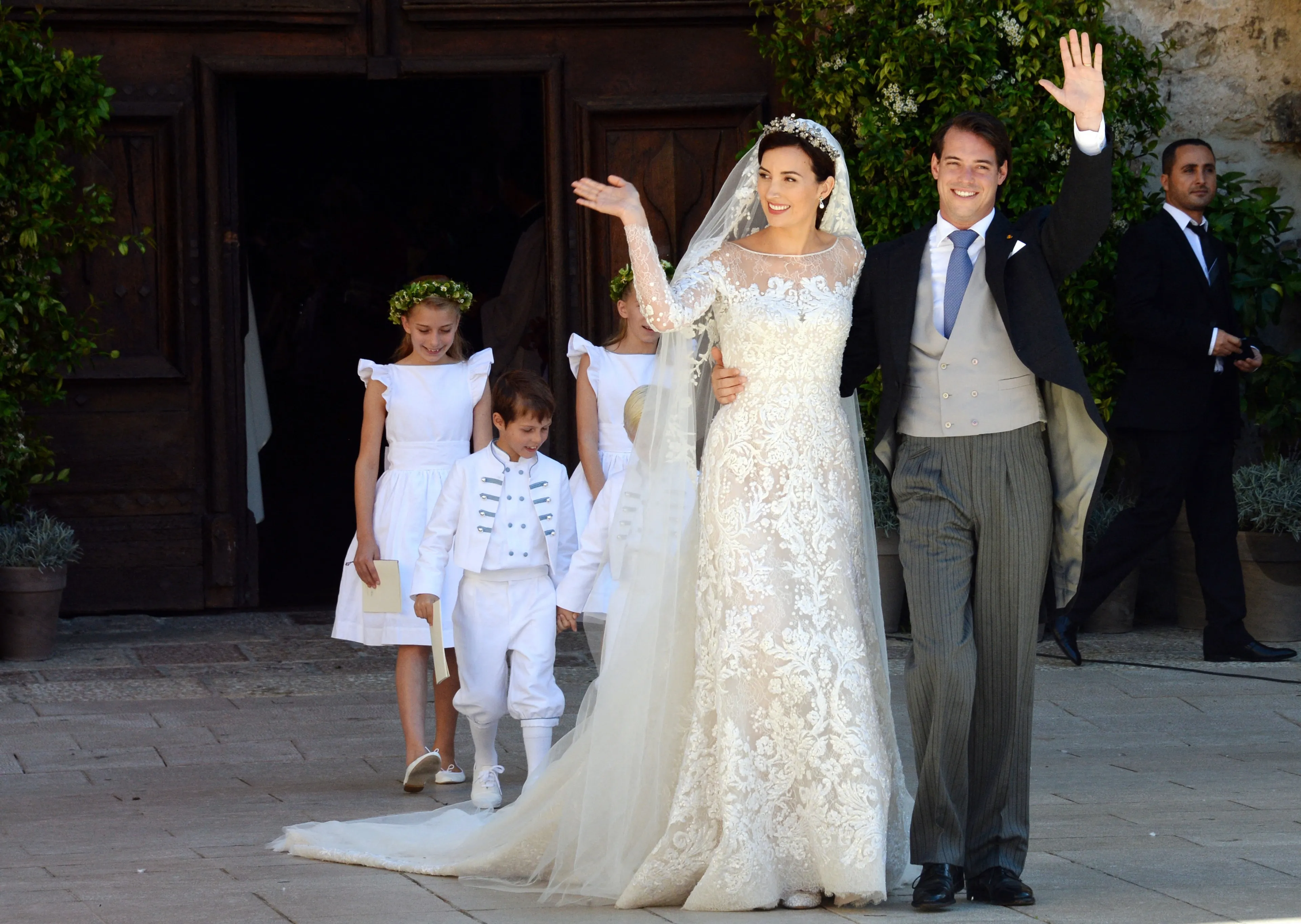 Het stel na hun kerkelijk huwelijk.