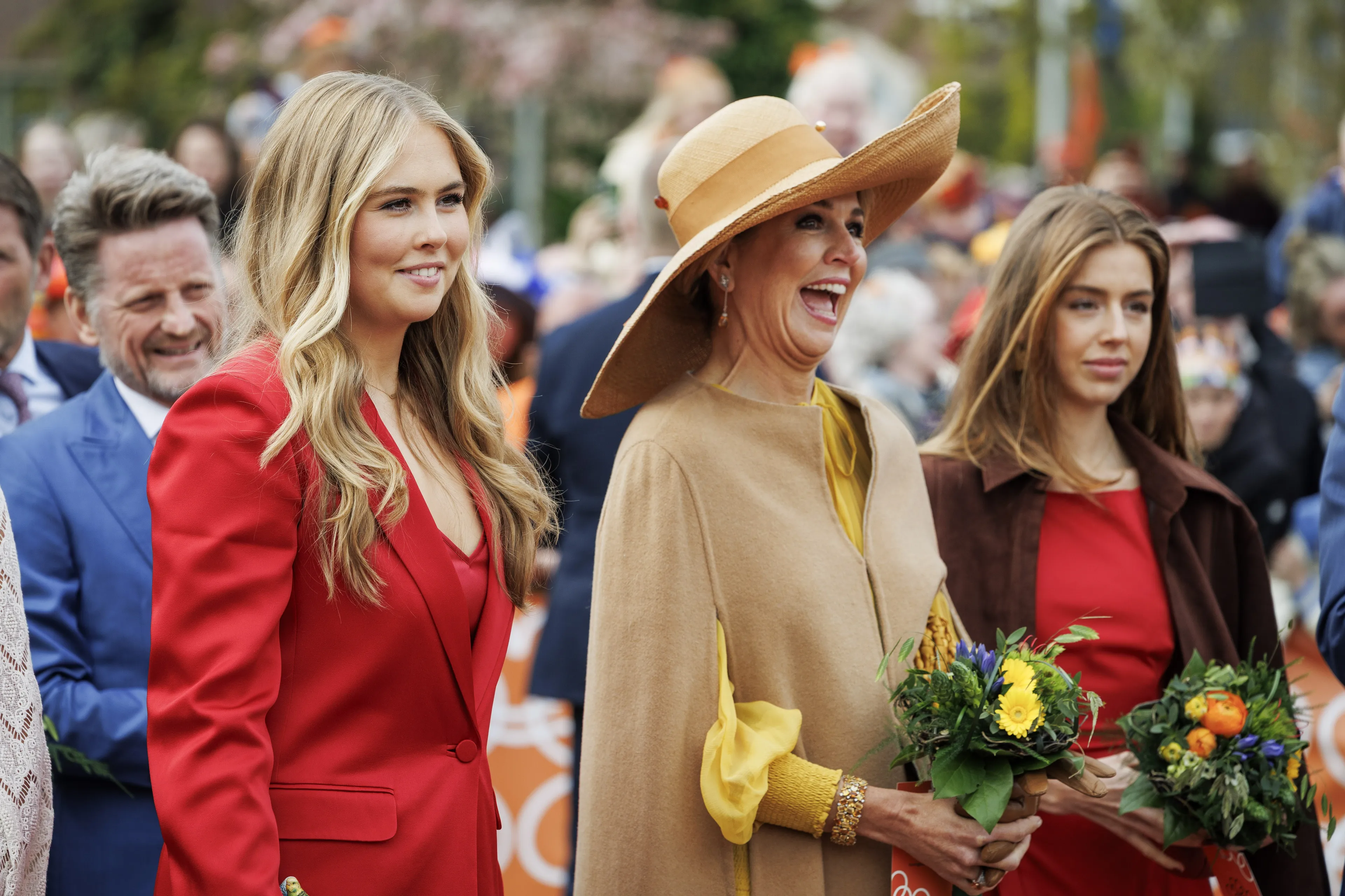 Wat dragen koningin Máxima en de prinsessen op Koningsdag?