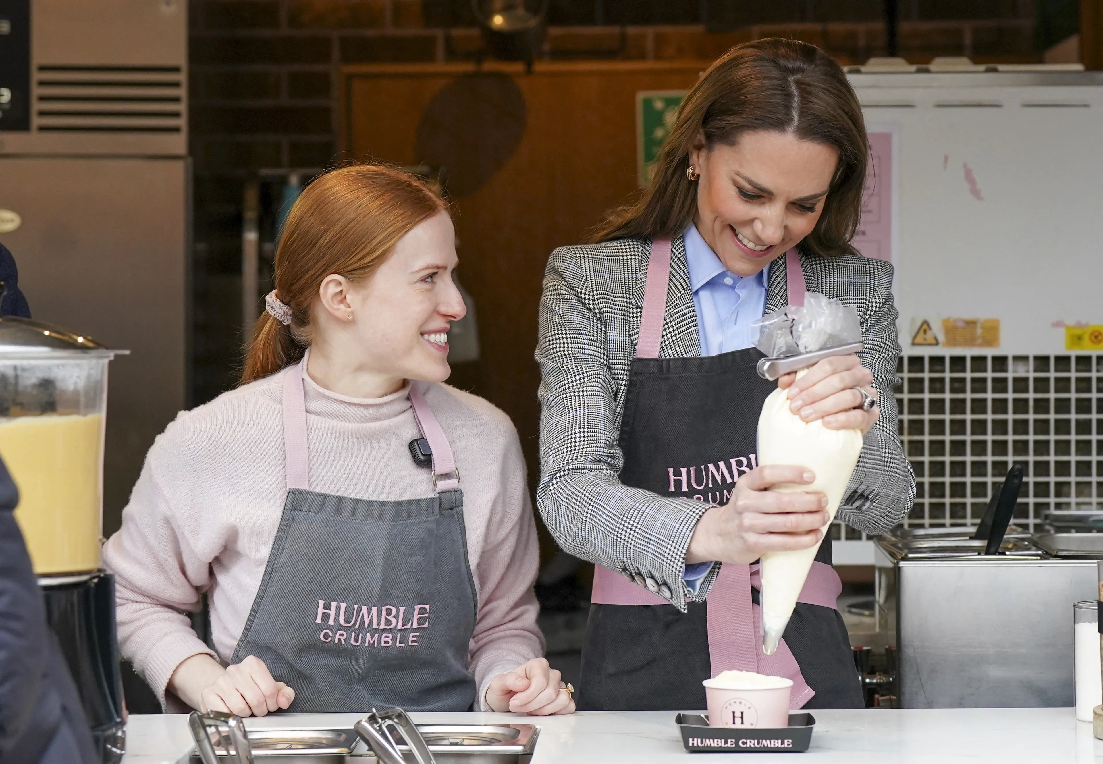 Catherine helpt bij het maken van een bestelling.