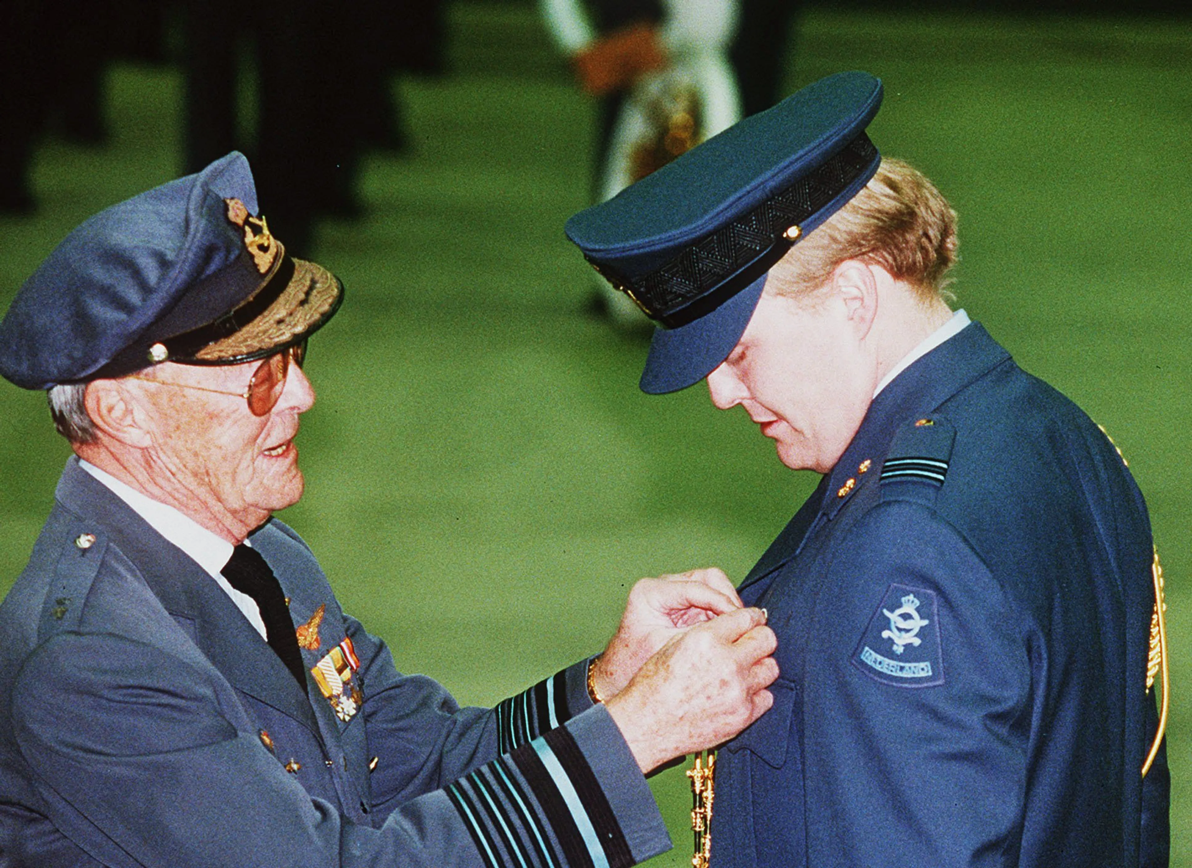 Grootvader prins Bernhard spelt op de vliegbasis Eindhoven bij prins Willem-Alexander de vliegerswing op die behoort bij het militair vliegbrevet voor de F-27.