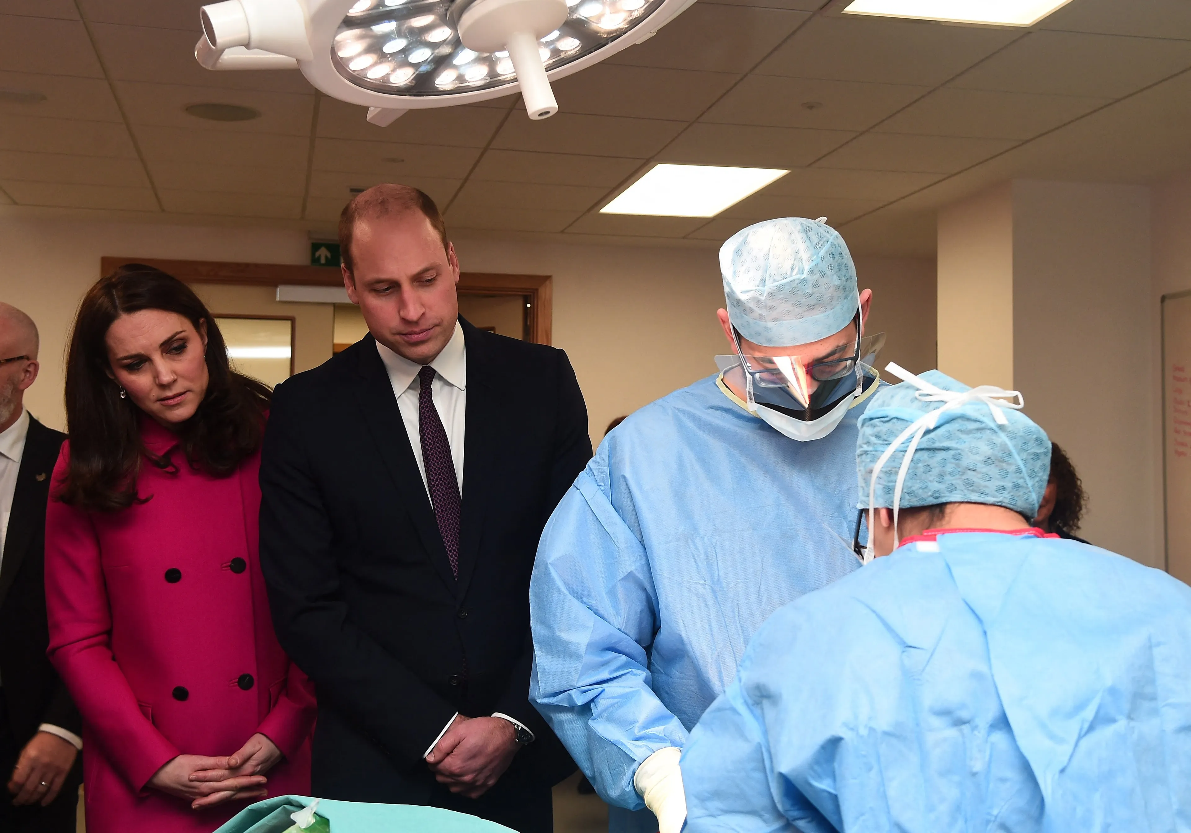 Prins William en hertogin Catherine kijkend naar een ingreep (2018).