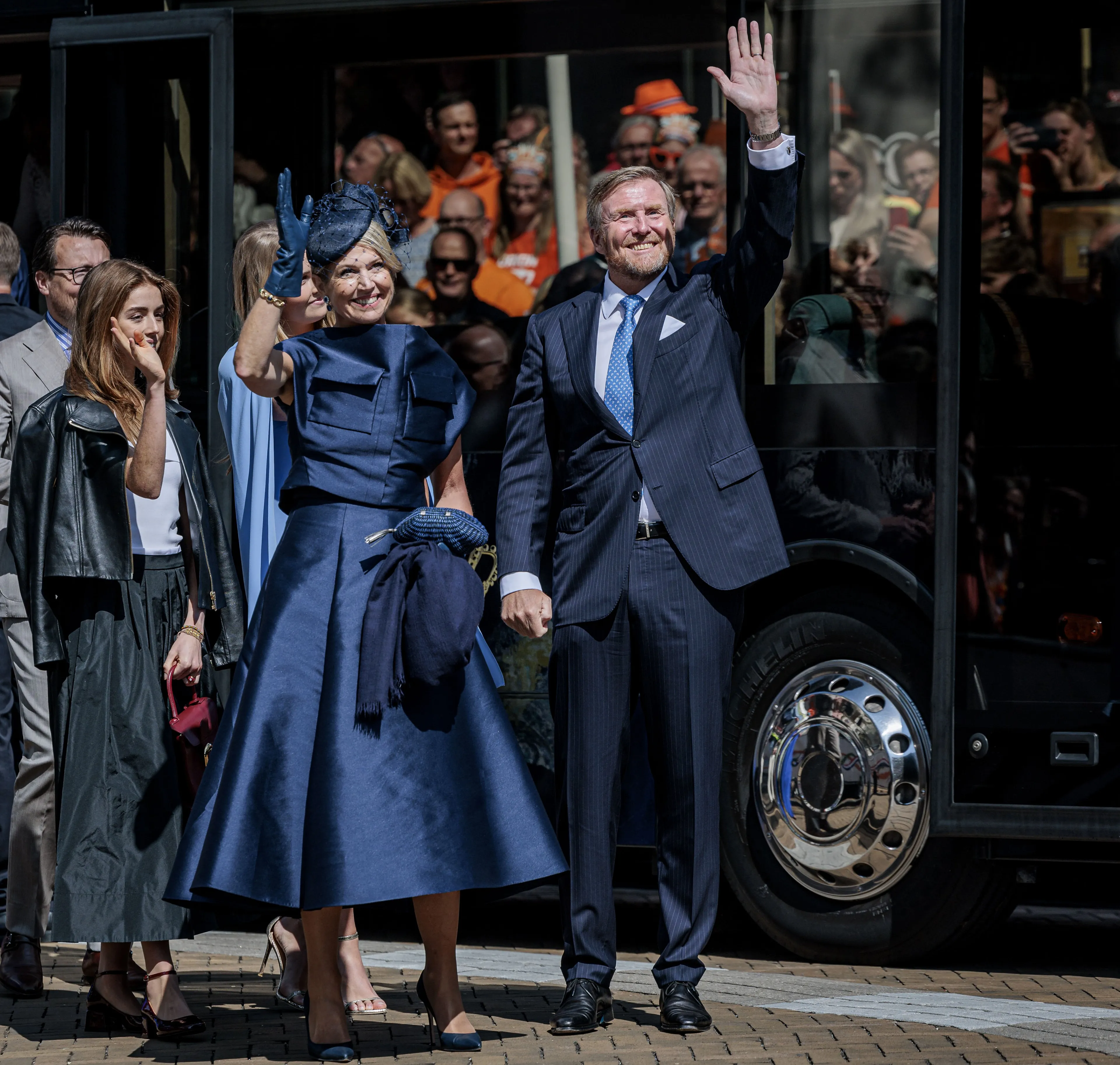 Koningin Máxima draagt op Koningsdag in Doetinchem een donkerblauw ensemble van Natan (2025).