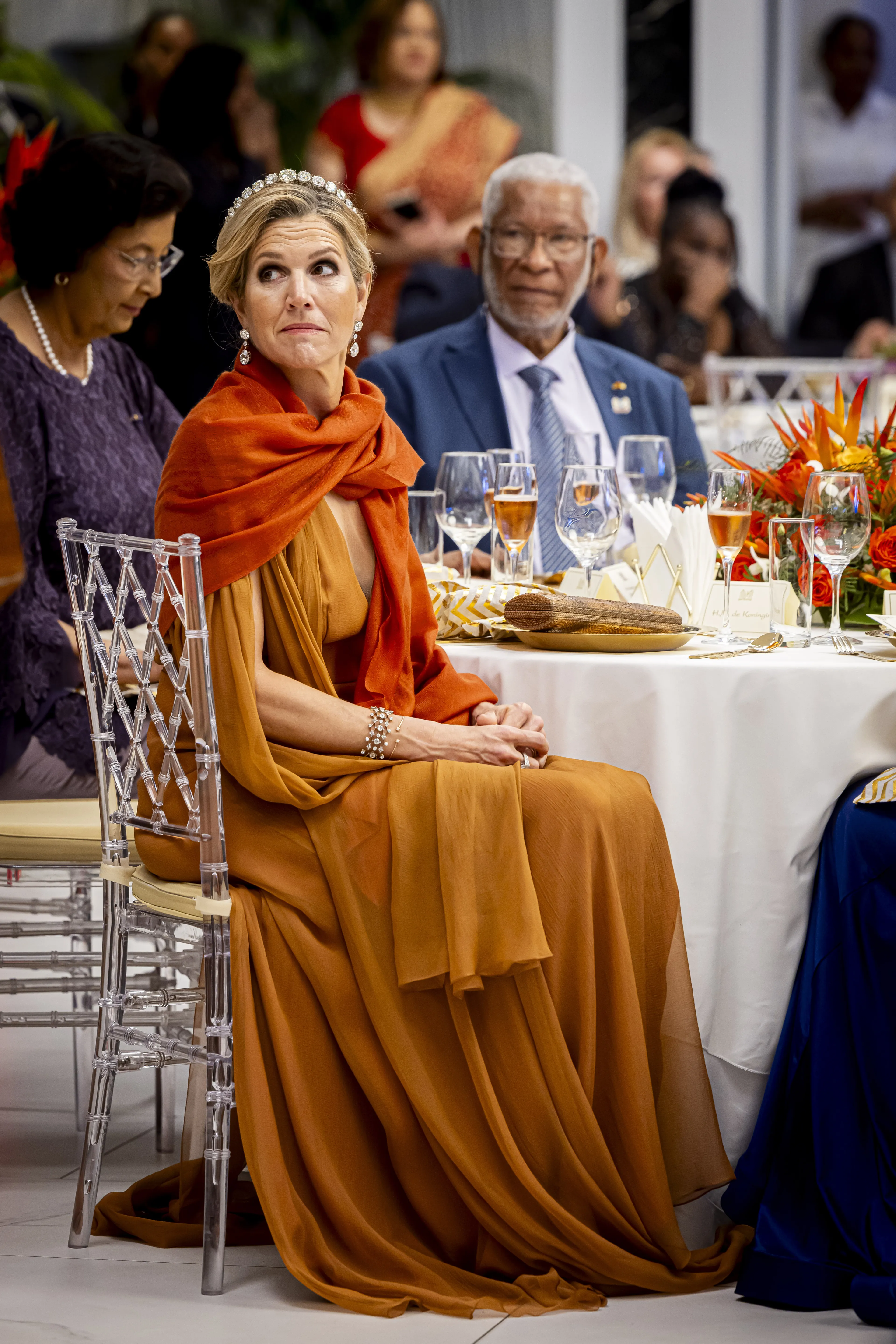 Bij het diner draagt ze een sjaal over de jurk.