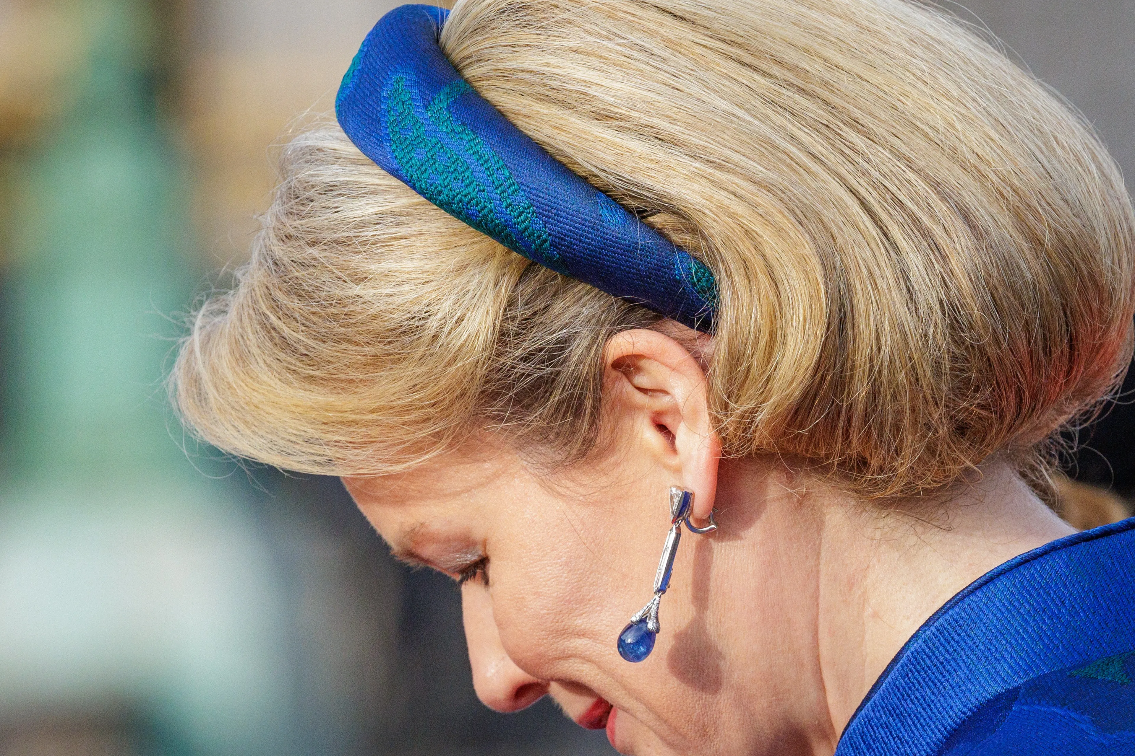 Hier draagt koningin Mathilde haar lokken in een faux bob (2025).