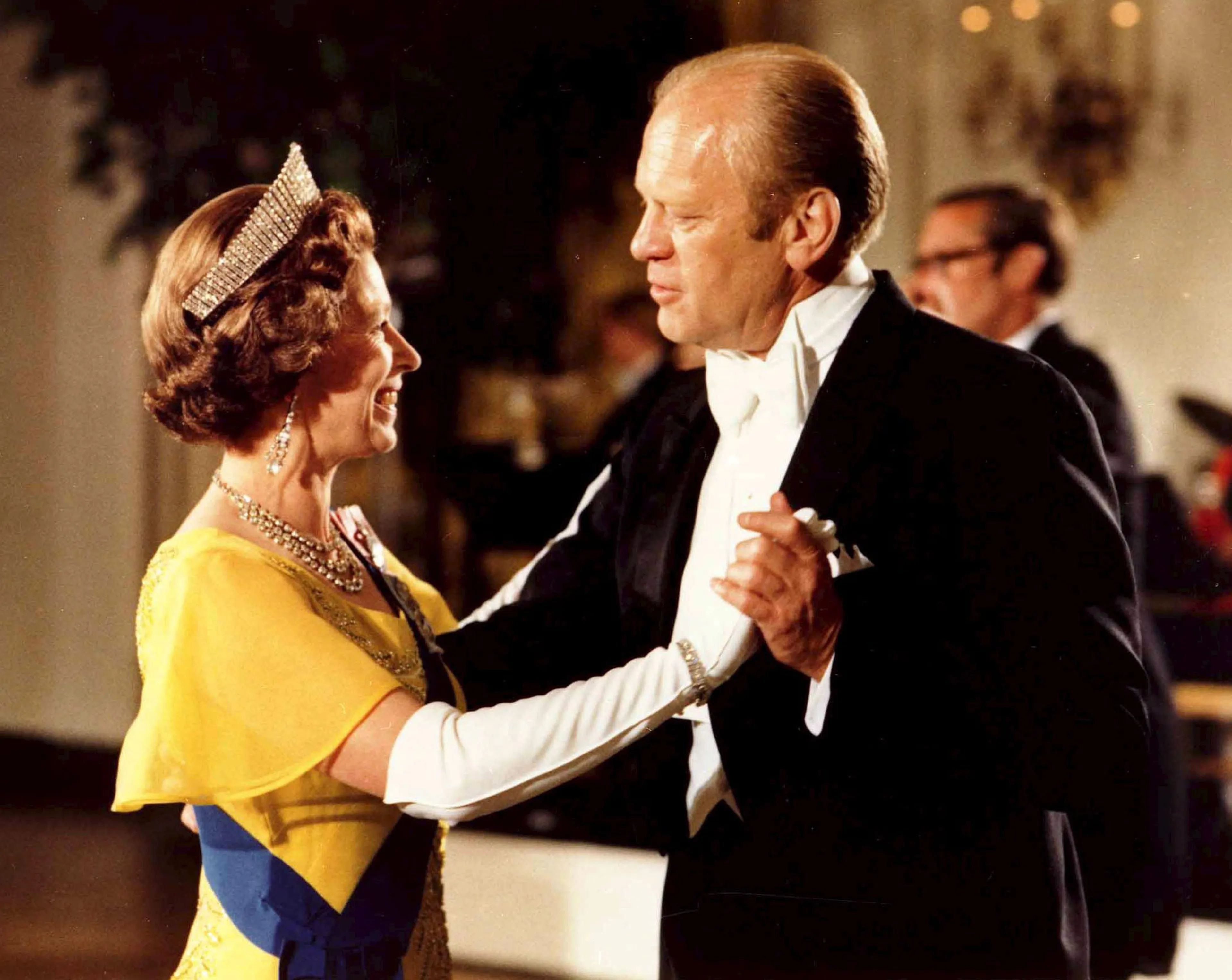 De Britse koningin Elizabeth en president Ford dansen tijdens het staatsbanket ter ere van de koningin en prins Philip in het Witte Huis.