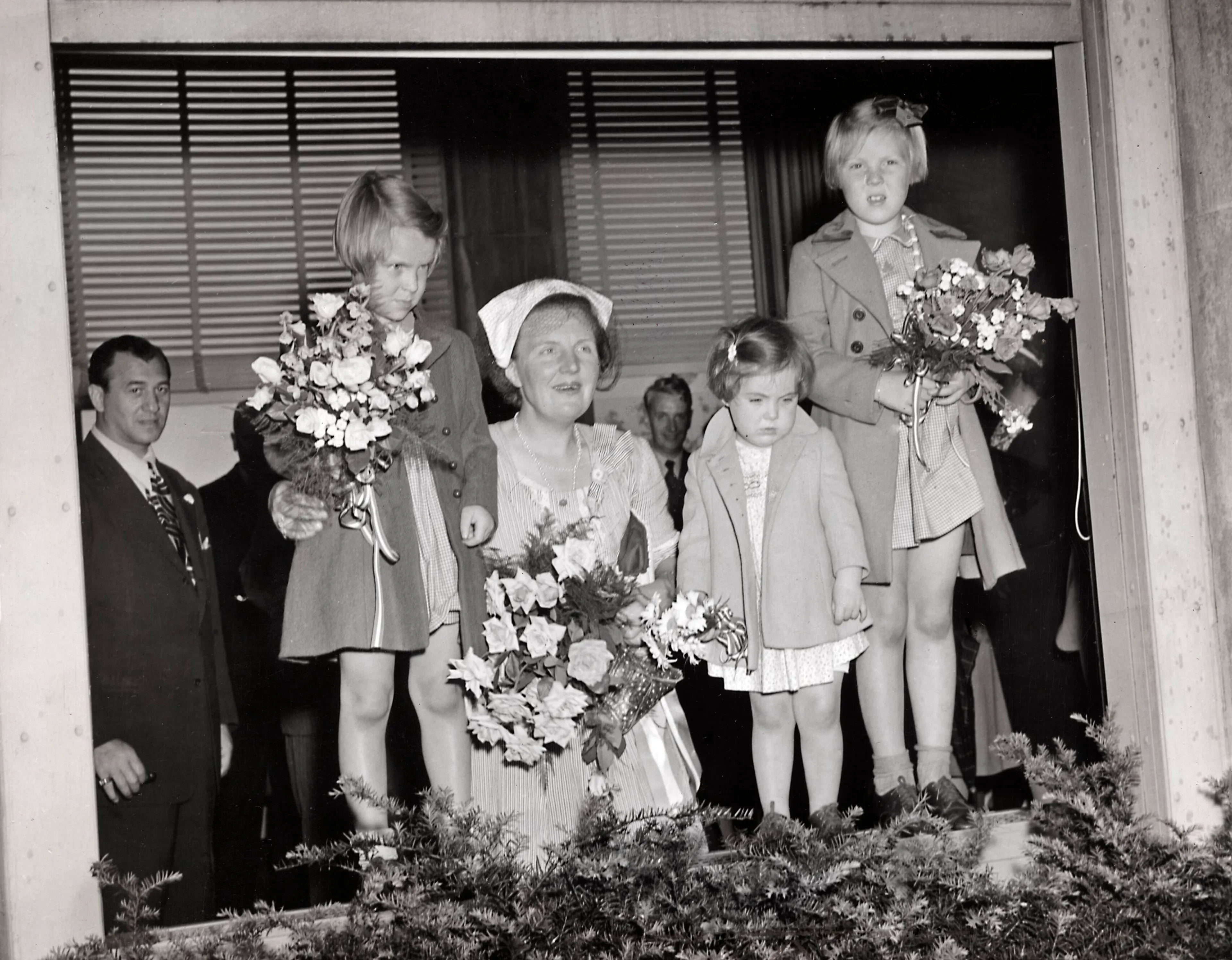 Met haar moeder, koningin Juliana.
