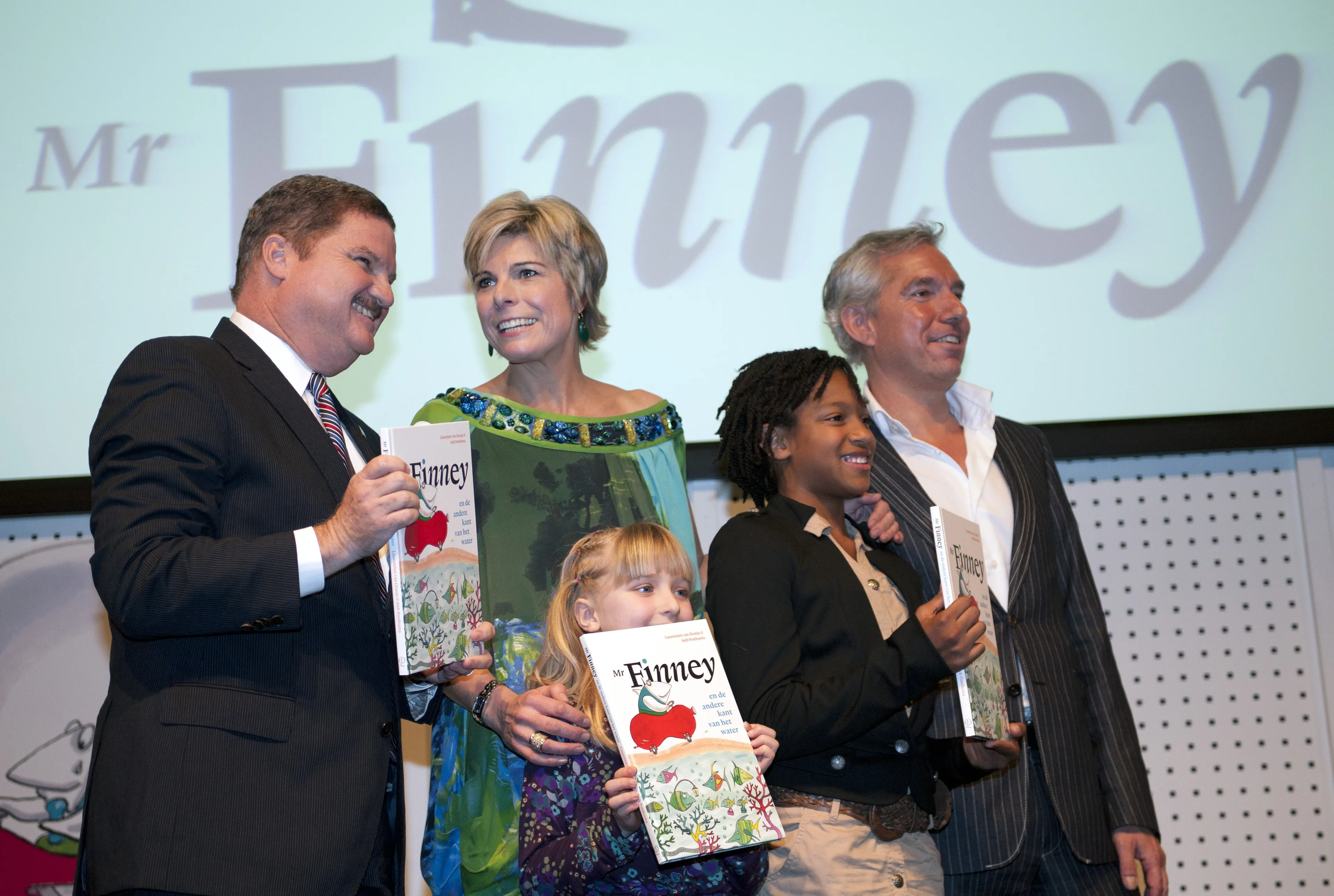 De uitreiking van het eerste exemplaar Mr Finney in 2011.