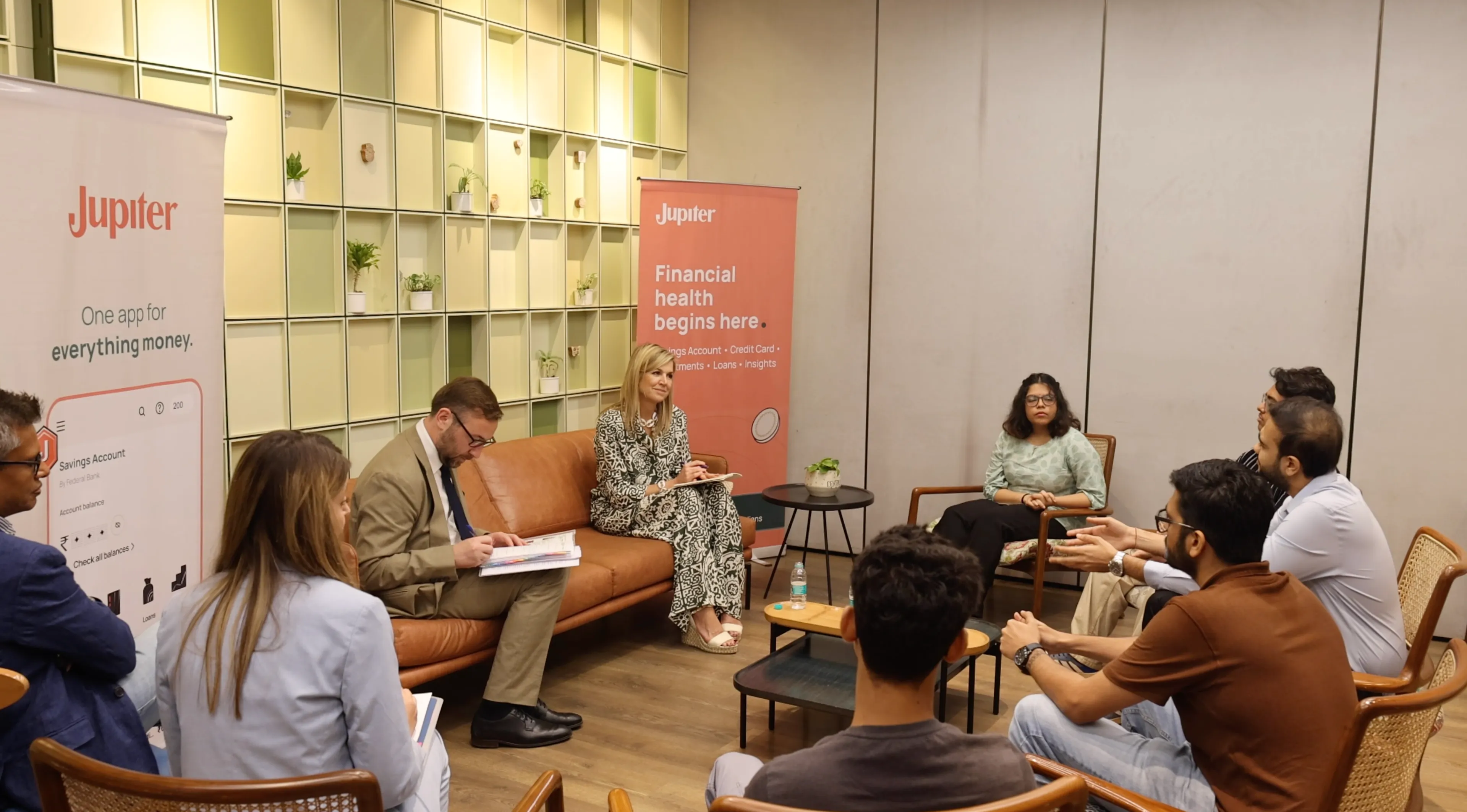 De koningin spreekt met gebruikers van de app.