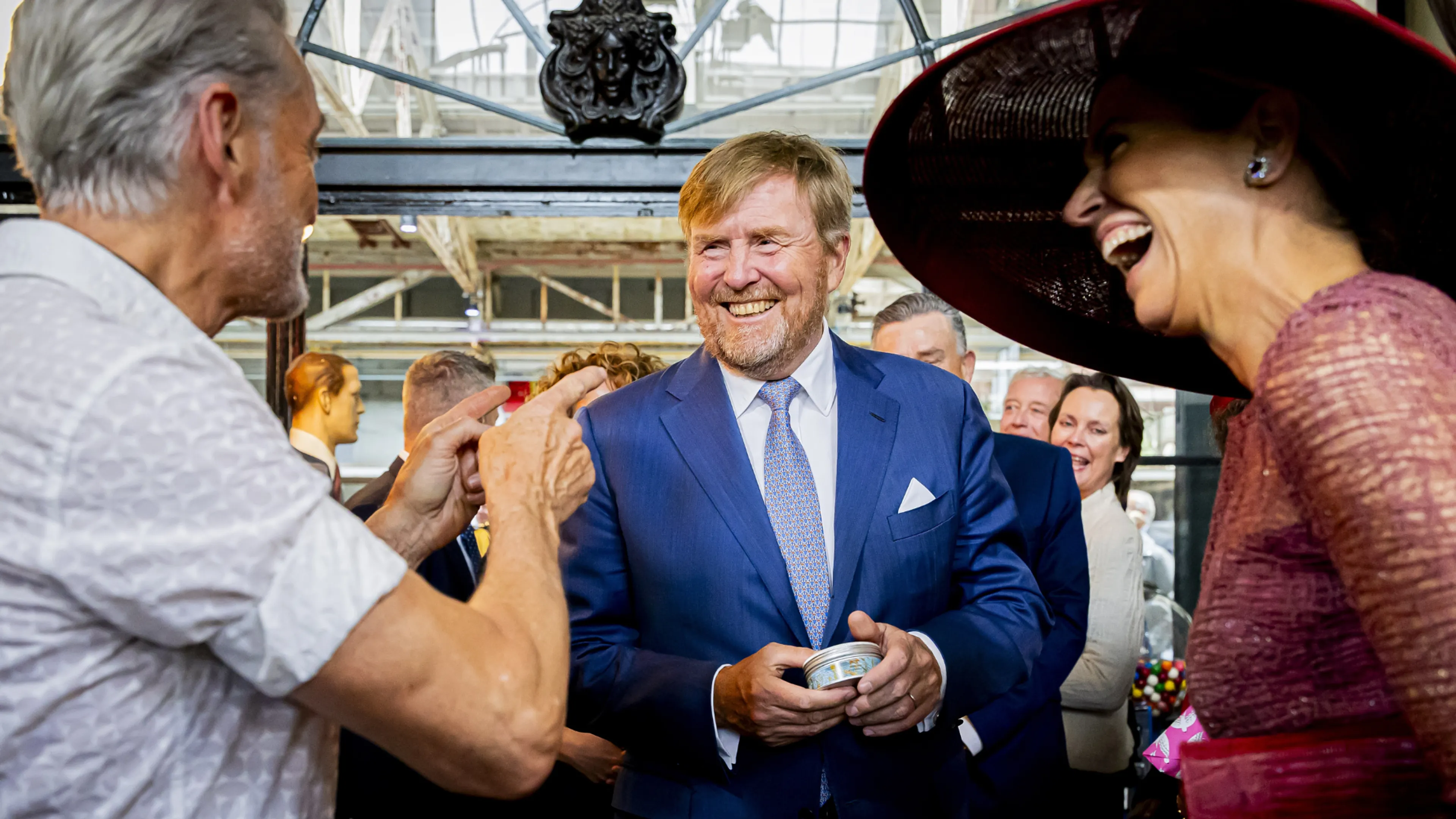 Wat doet koning Willem-Alexander met zijn haar?