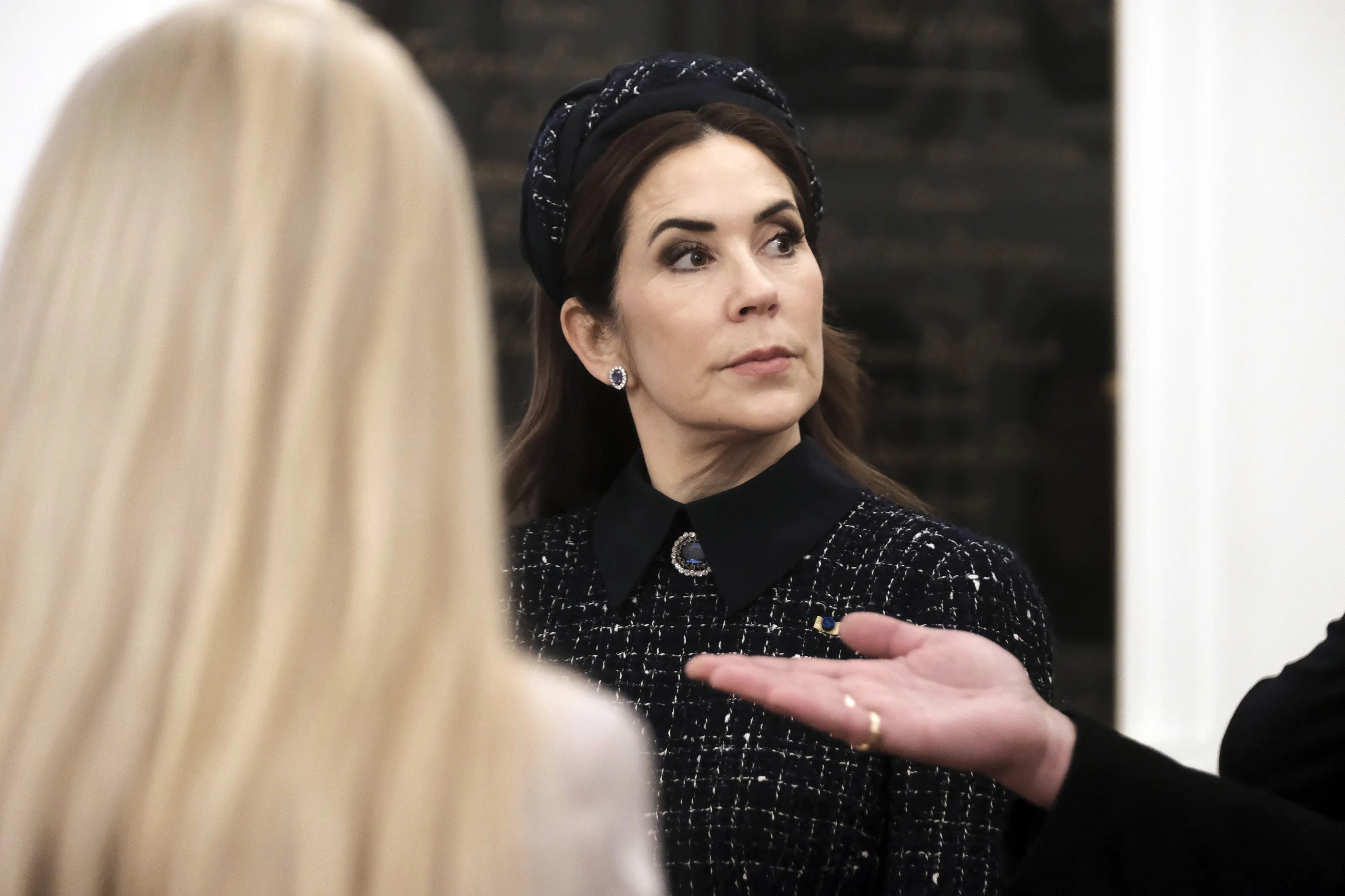 Koningin Mary draagt de broche voor het eerst in Estland.