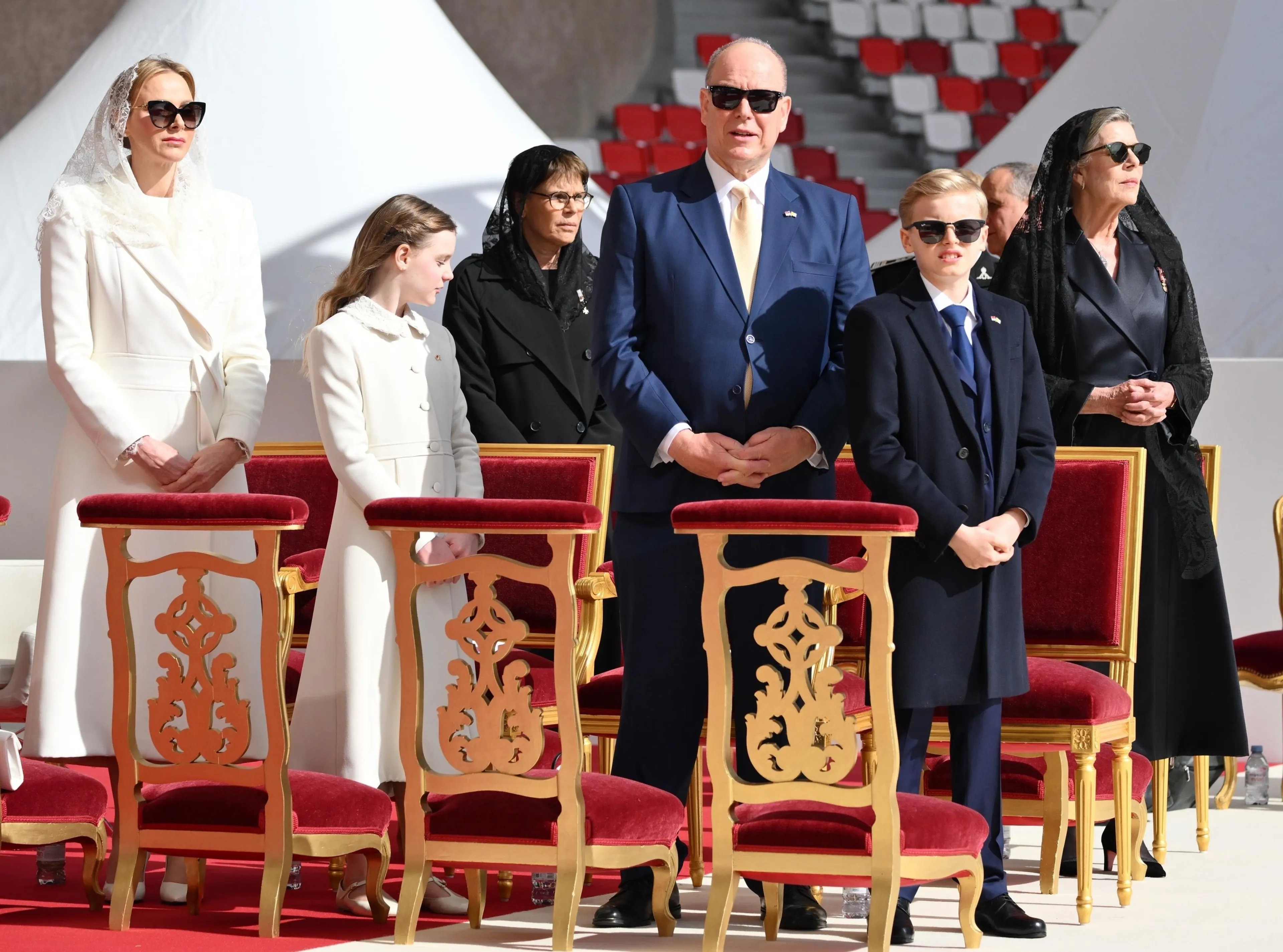 Het gezin van prins Albert woont de openluchtmis bij.