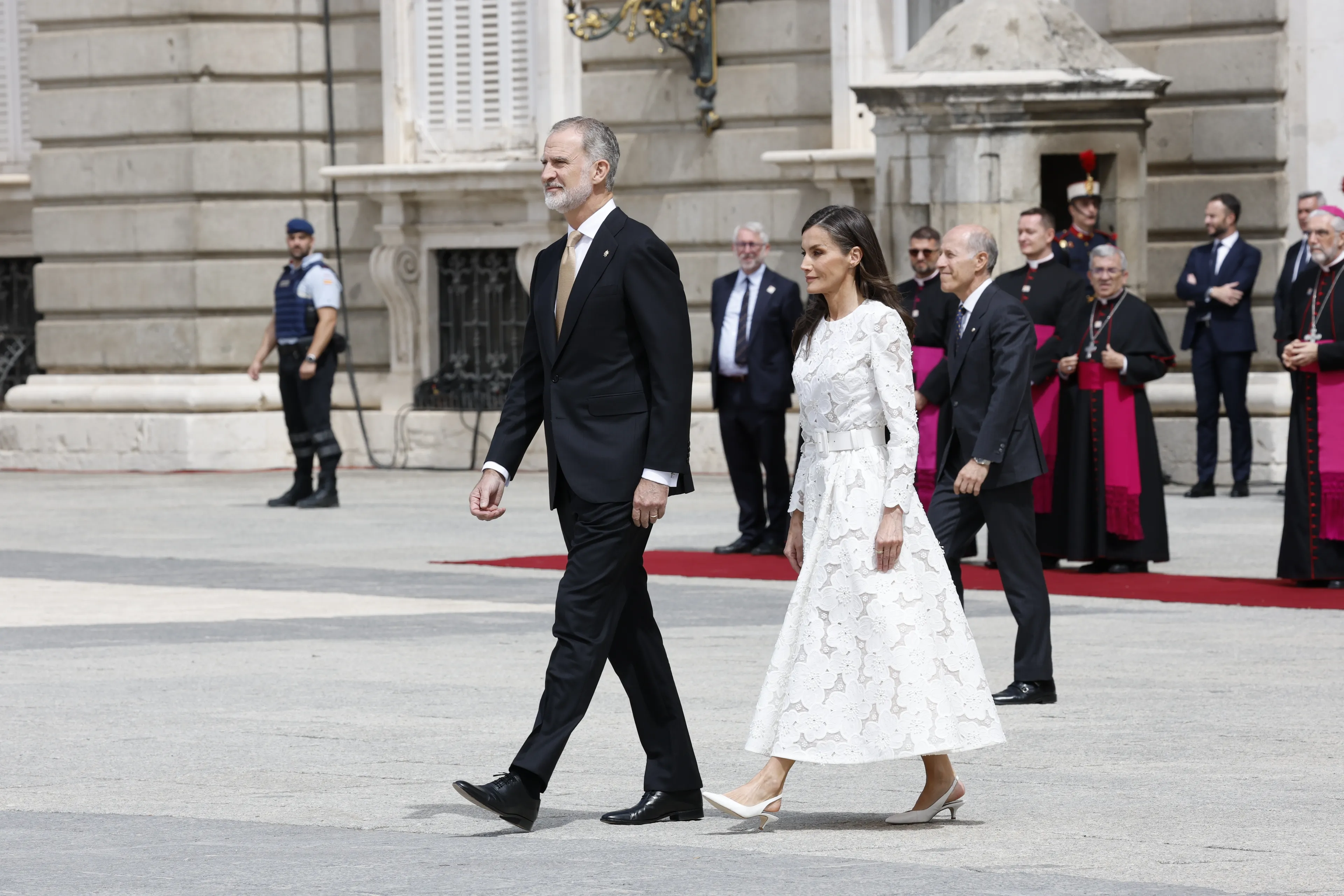 Koningin Letizia ging gekleed in een witte jurk.