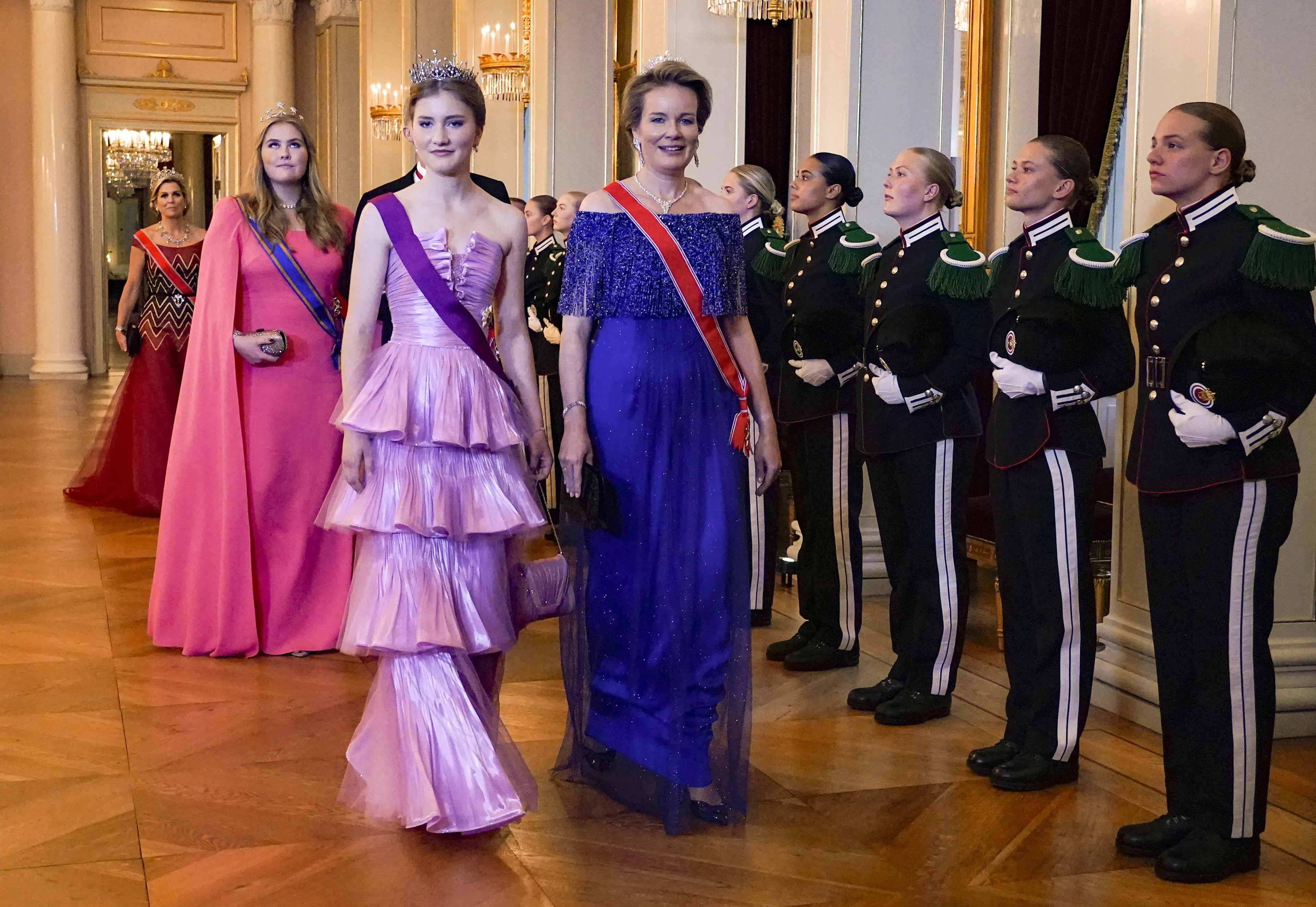 Koningin Mathilde met prinses Elisabeth op verjaardag prinses Ingrid Alexandra (2022).