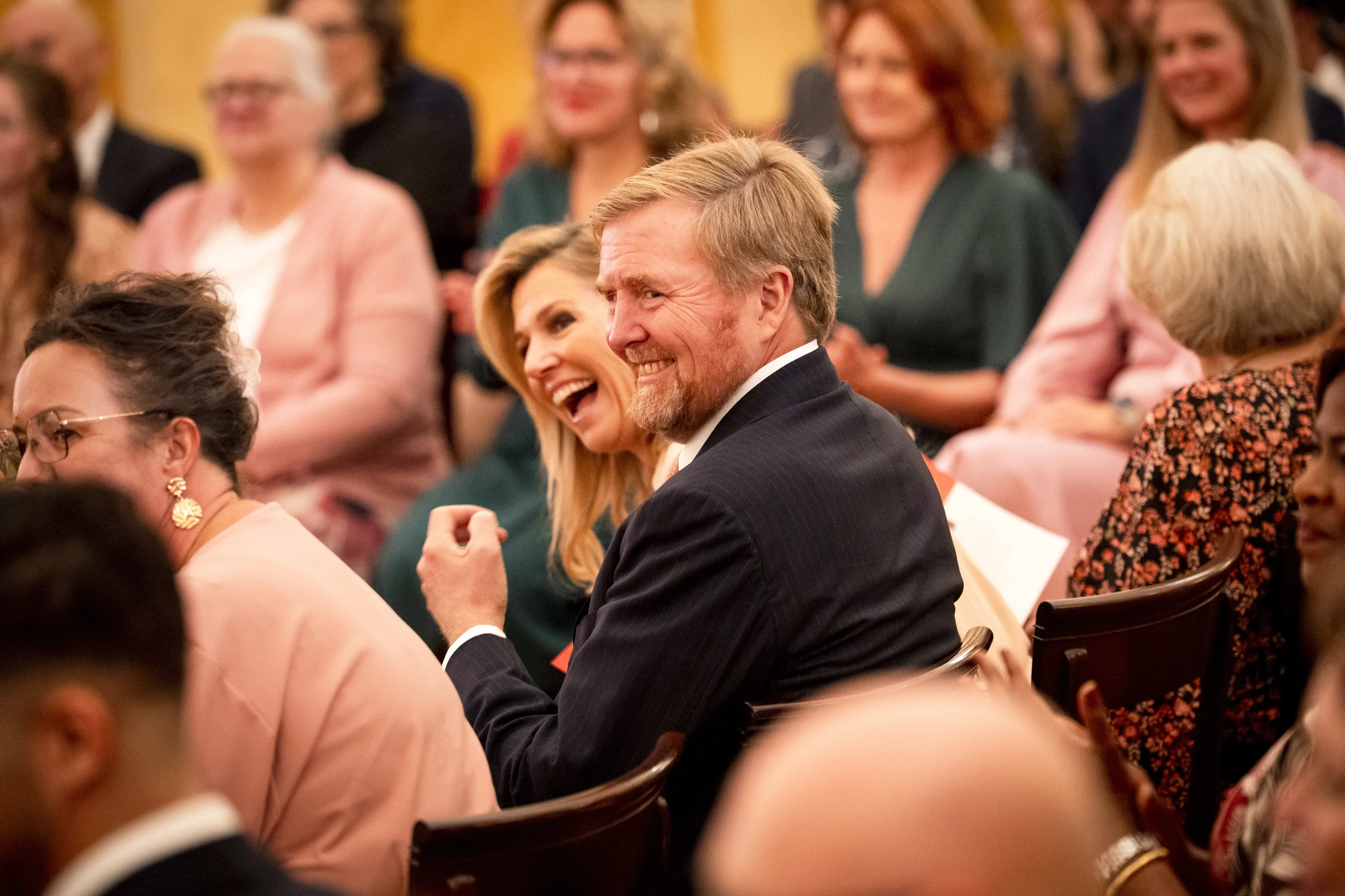 De koningin moet hard lachen tijdens de uitreiking van de Appeltjes van Oranje (2025).
