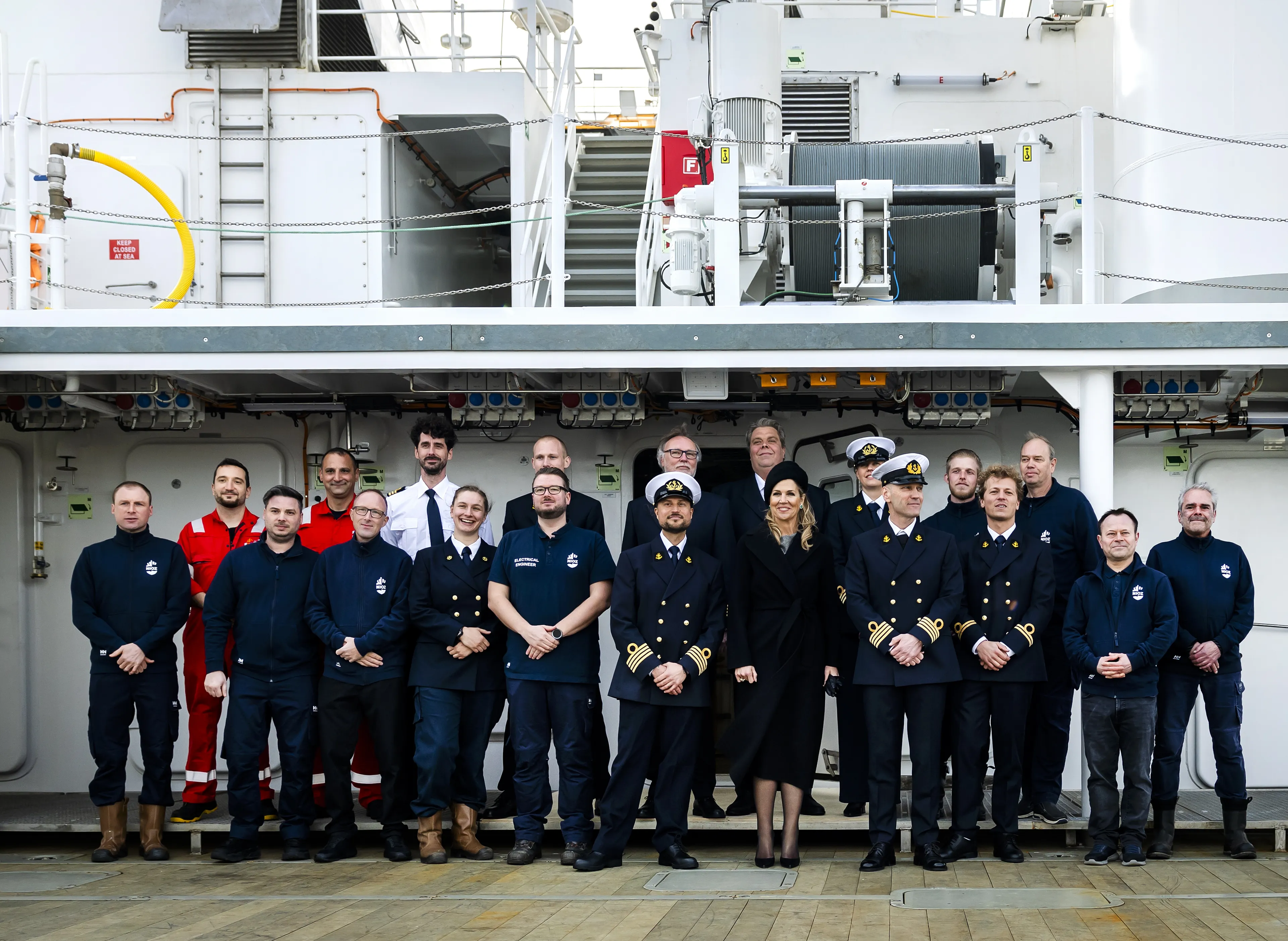 De koningin op de foto met de bemanning.