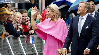 Romantisch moment voor koningspaar tijdens koud en nat streekbezoek aan Flevoland