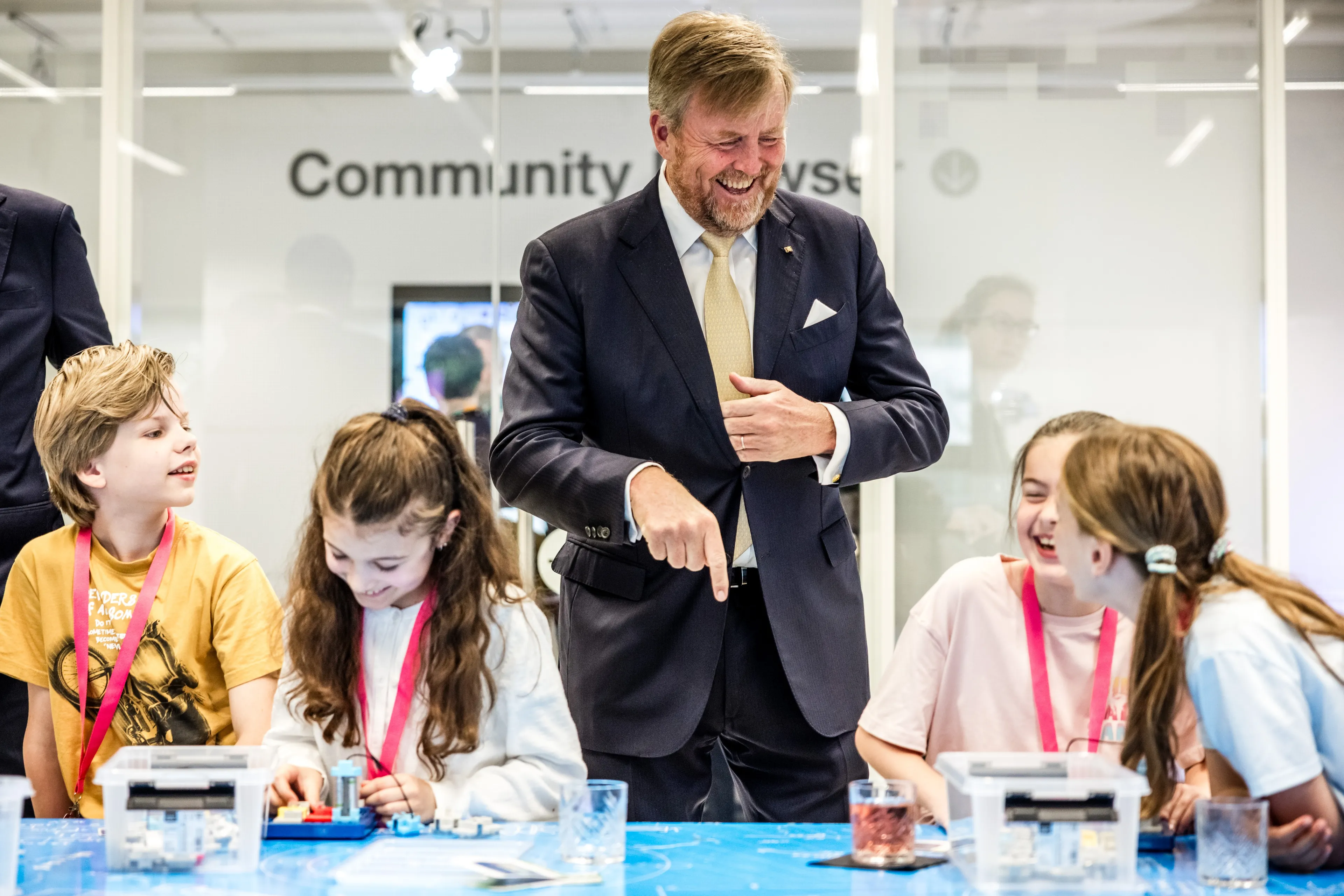 De koning krijgt een rondleiding op de ASML-campus.