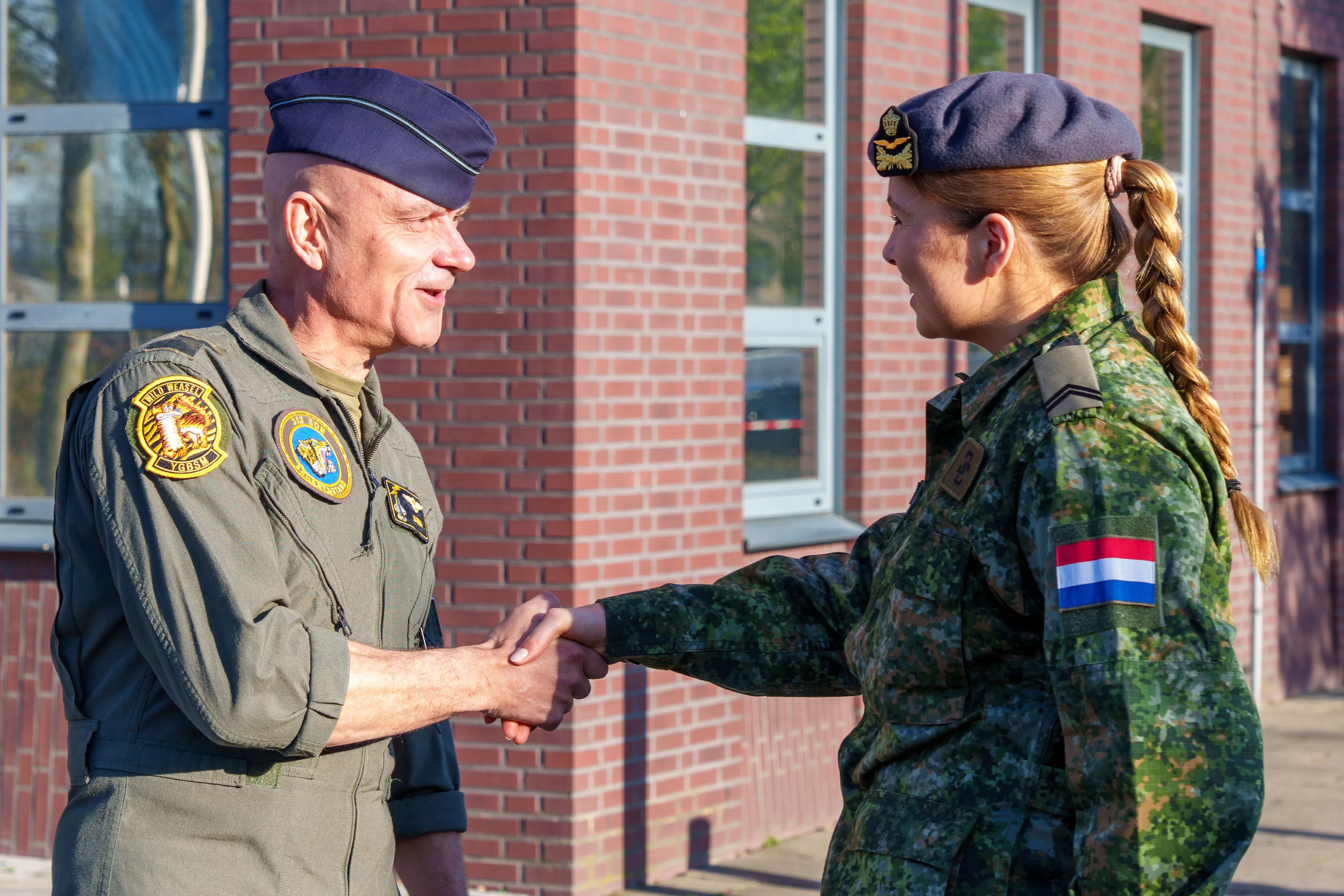 Ze begroet haar nieuwe collega's.