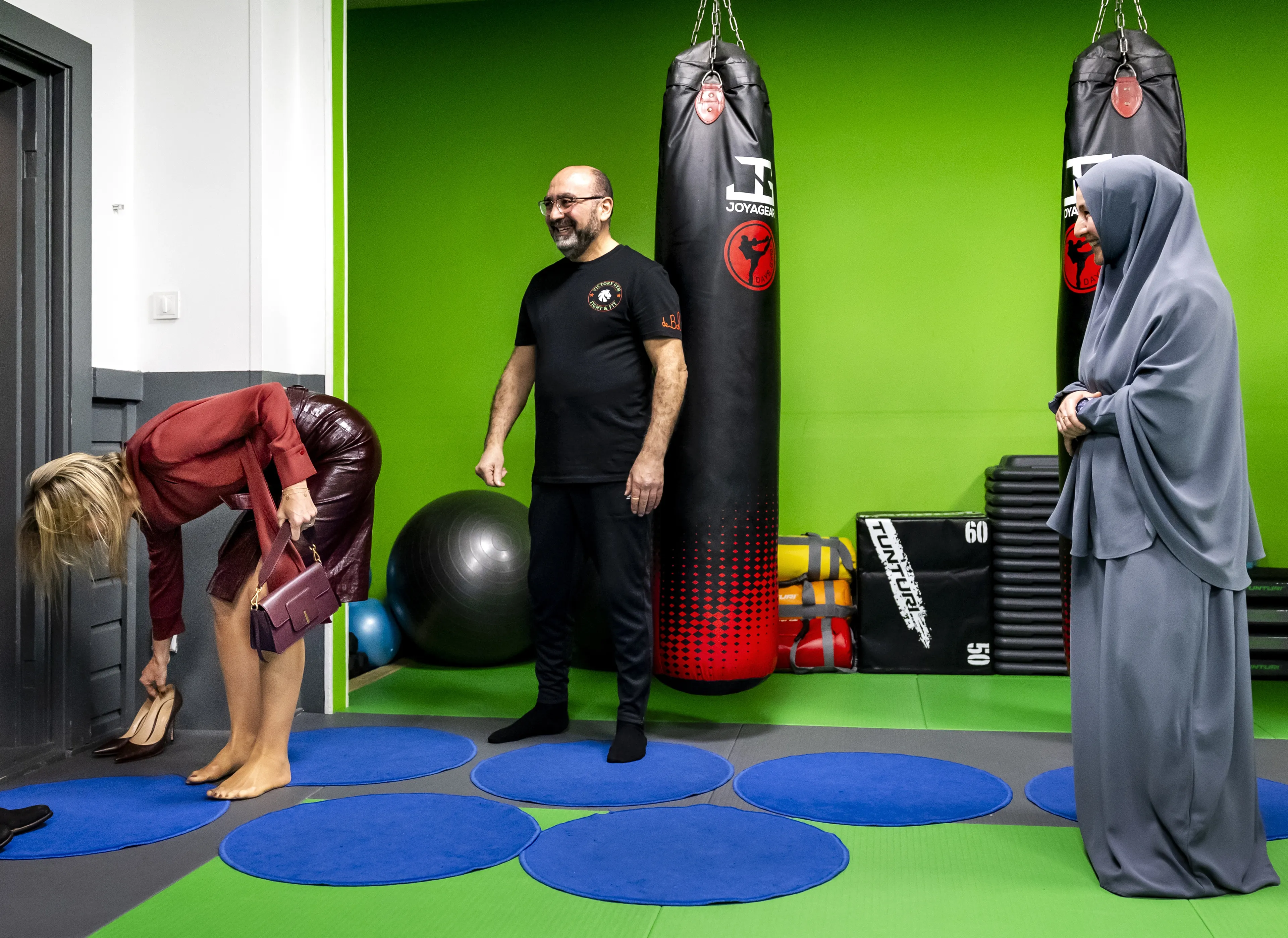 Ze legt haar hoge hakken aan de kant om zelf een stap in de ring te nemen.