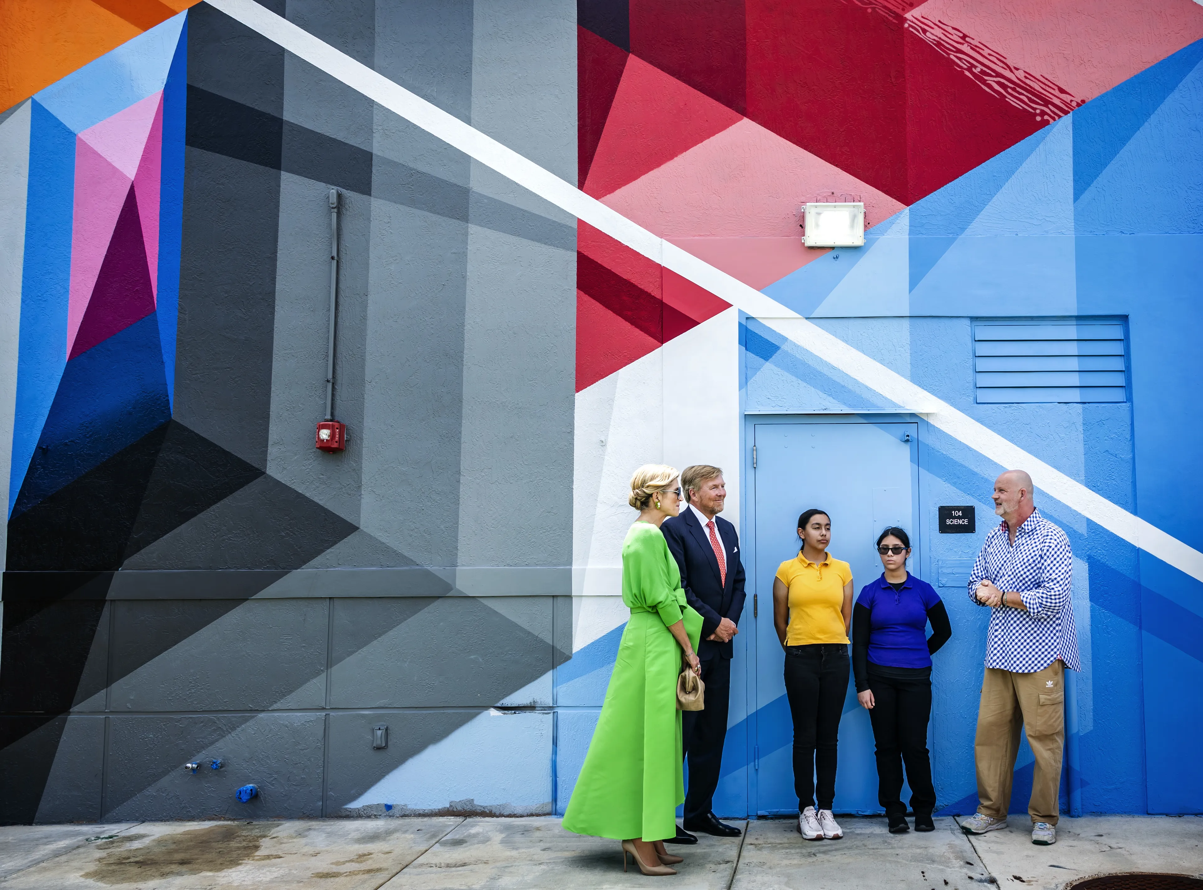 Het koningspaar bezoekt de Henry Mack School.