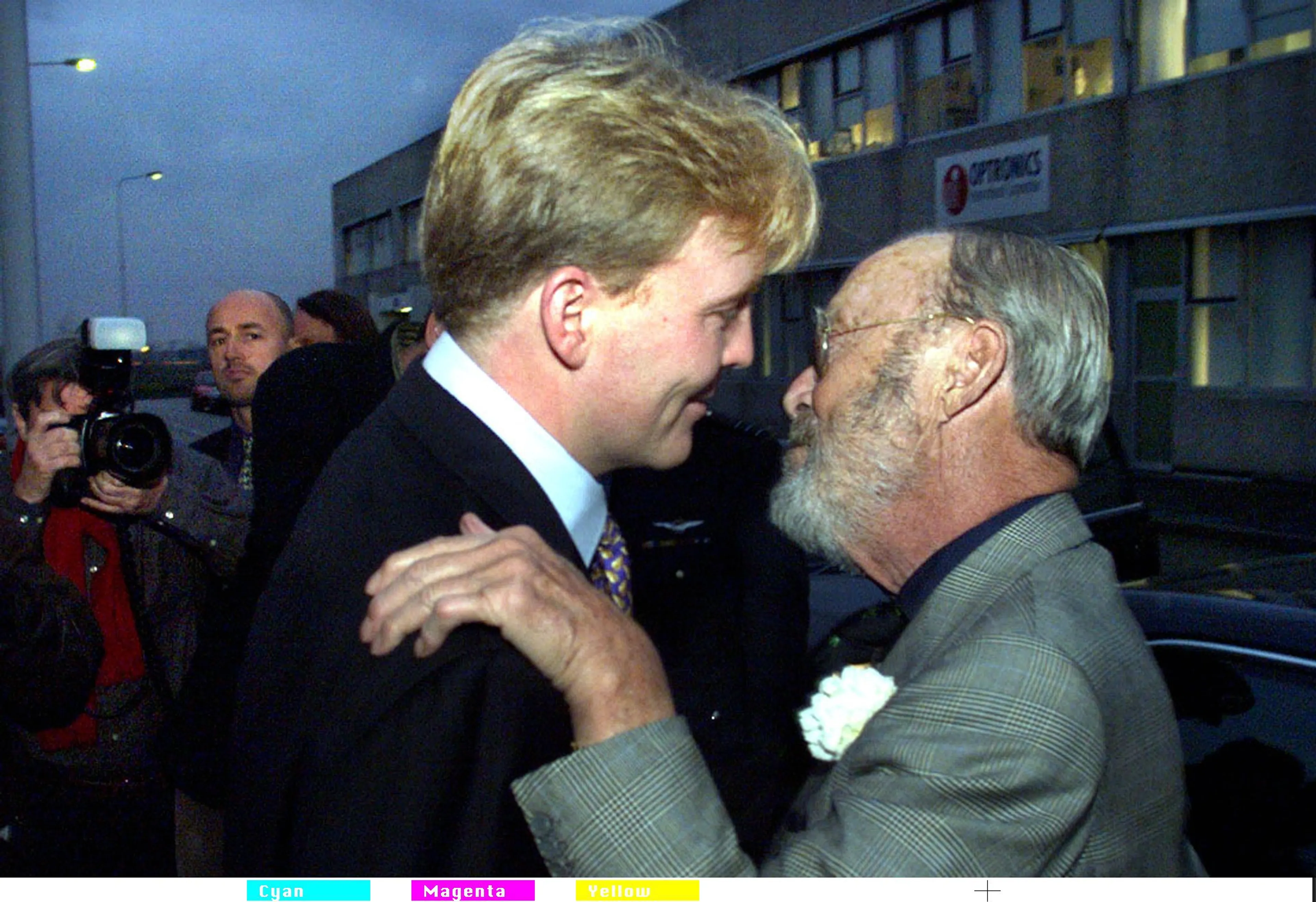 Prins Willem Alexander kust zijn opa prins Bernhard als begroeting (1998).