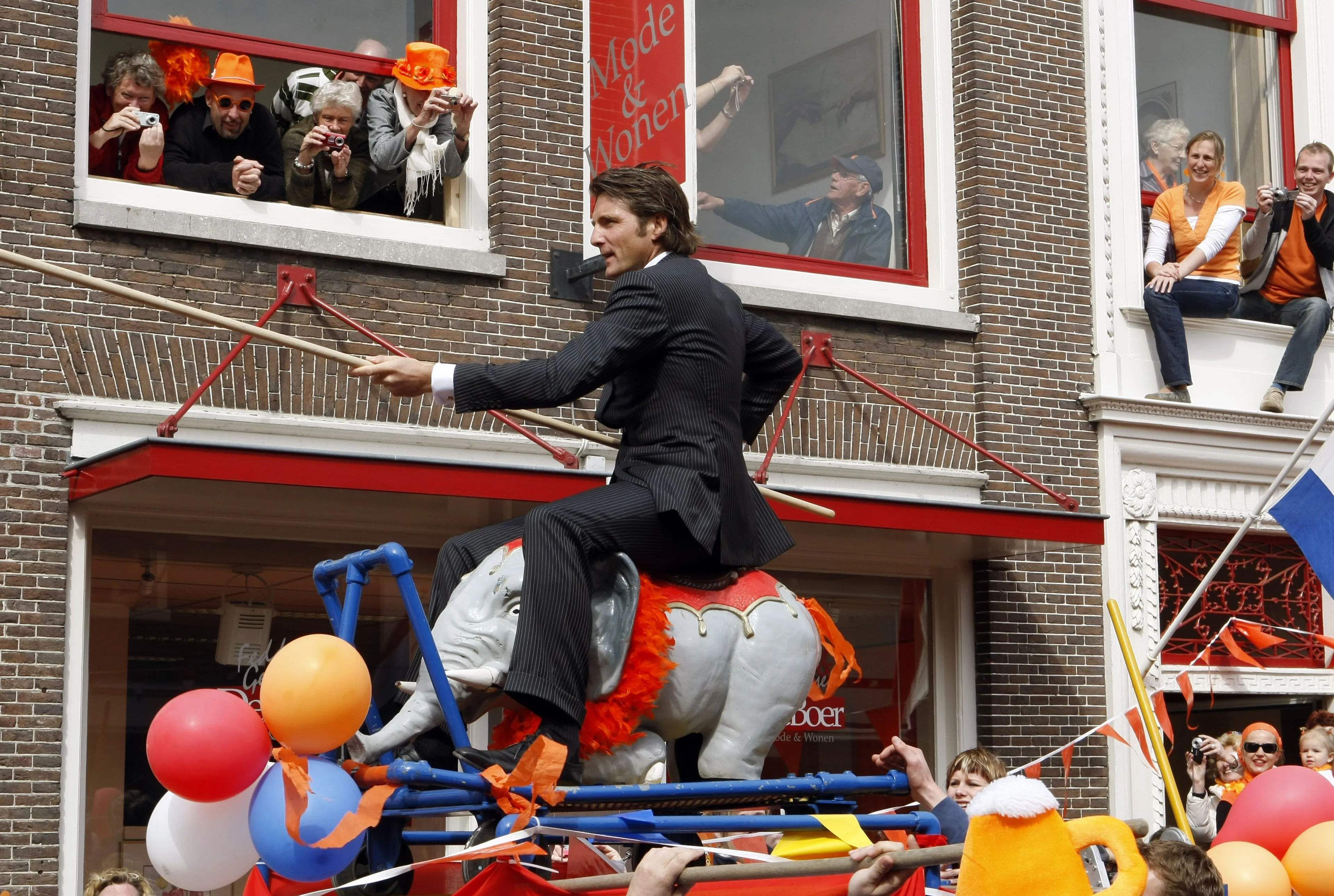 Prins Maurits heeft op een olifantje plaatsgenomen om te gaan ringsteken in het centrum van Makkum.