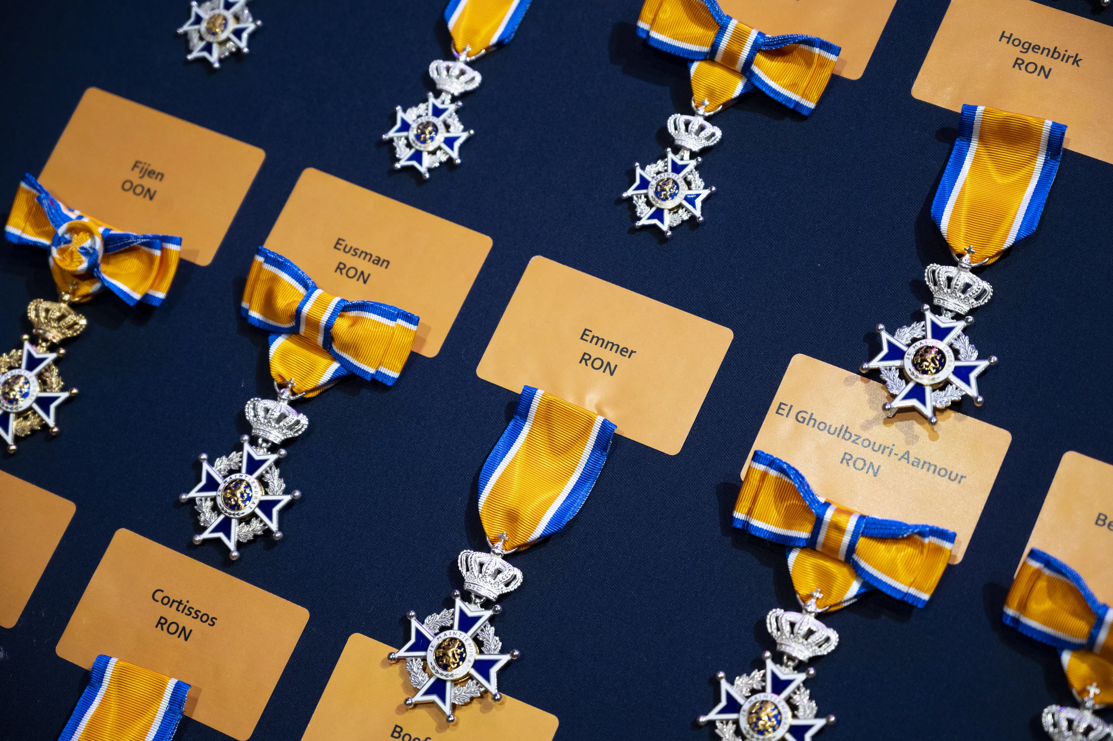 De verschillende lintjes naast elkaar.