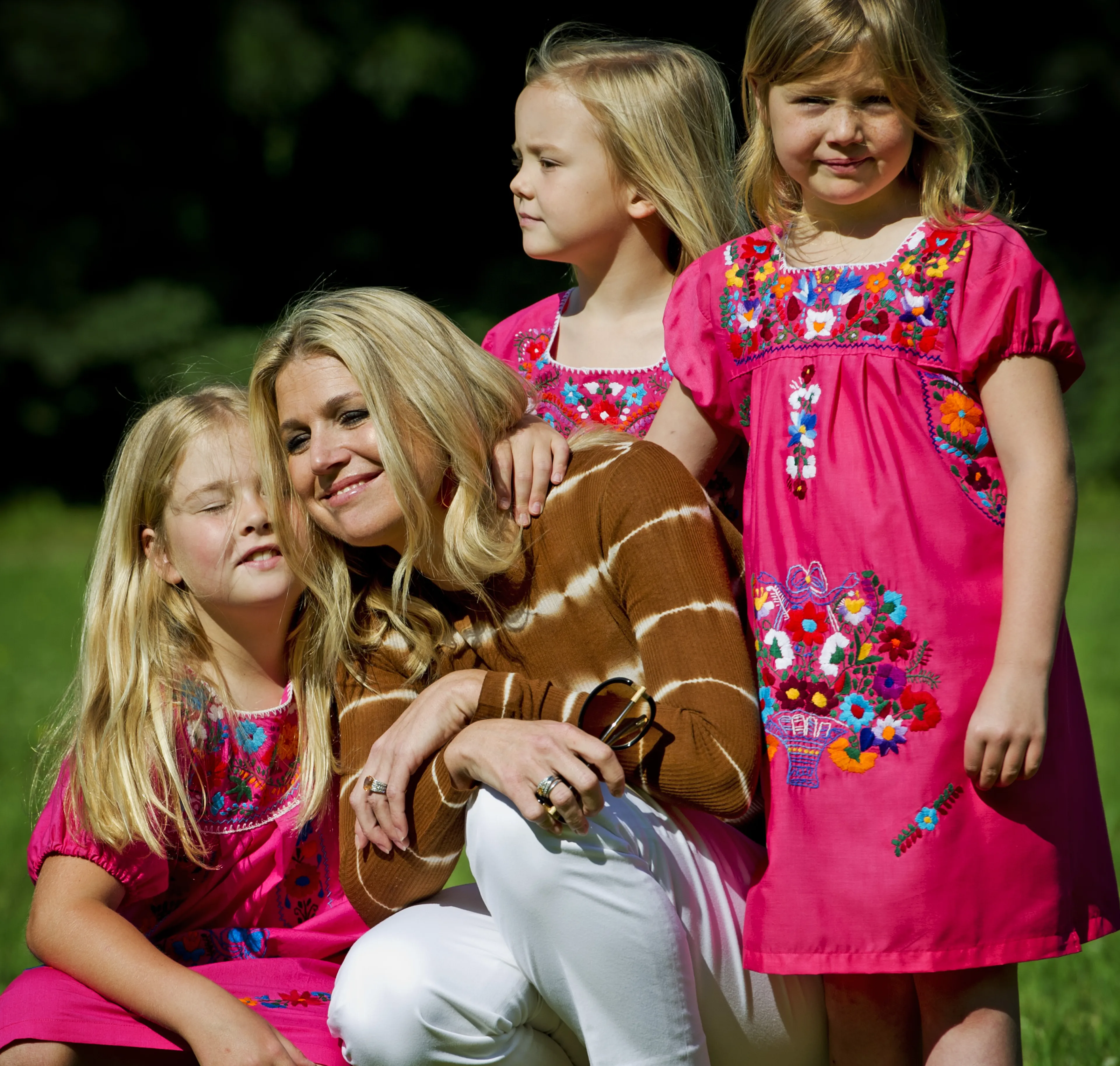 Prinses Máxima met haar dochters Amalia, Ariane en Alexia tijdens de jaarlijkse koninklijke fotosessie bij hun landgoed in Wassenaar (2012).