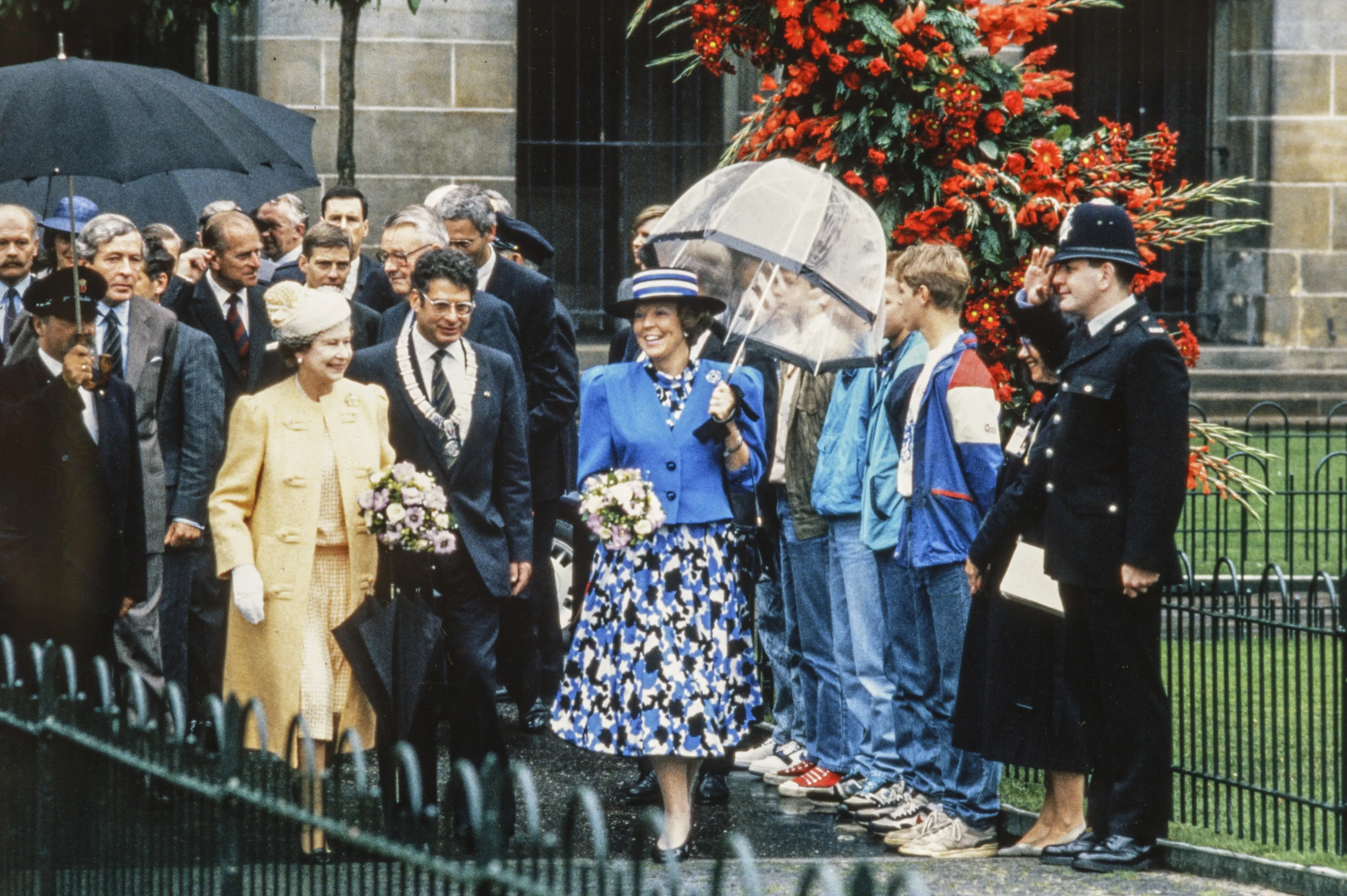 Koningin Elizabeth bezoekt de tentoonstelling in de Nieuwe Kerk te Amsterdam.