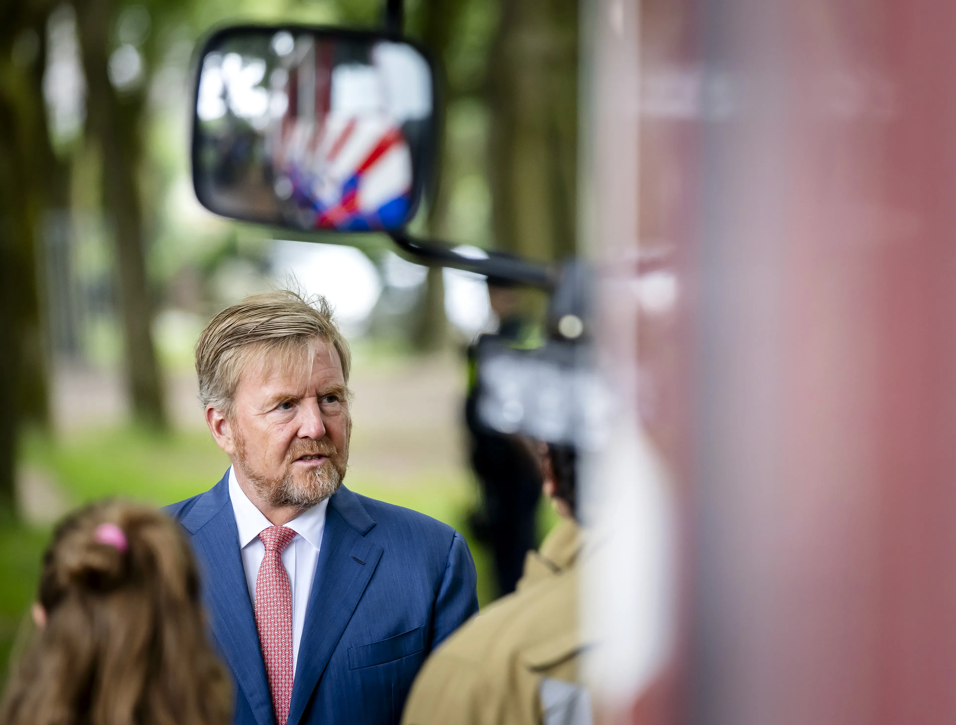 Koning Willem-Alexander hoort hoe ze zich in Austerlitz voorbereiden op bosbranden.