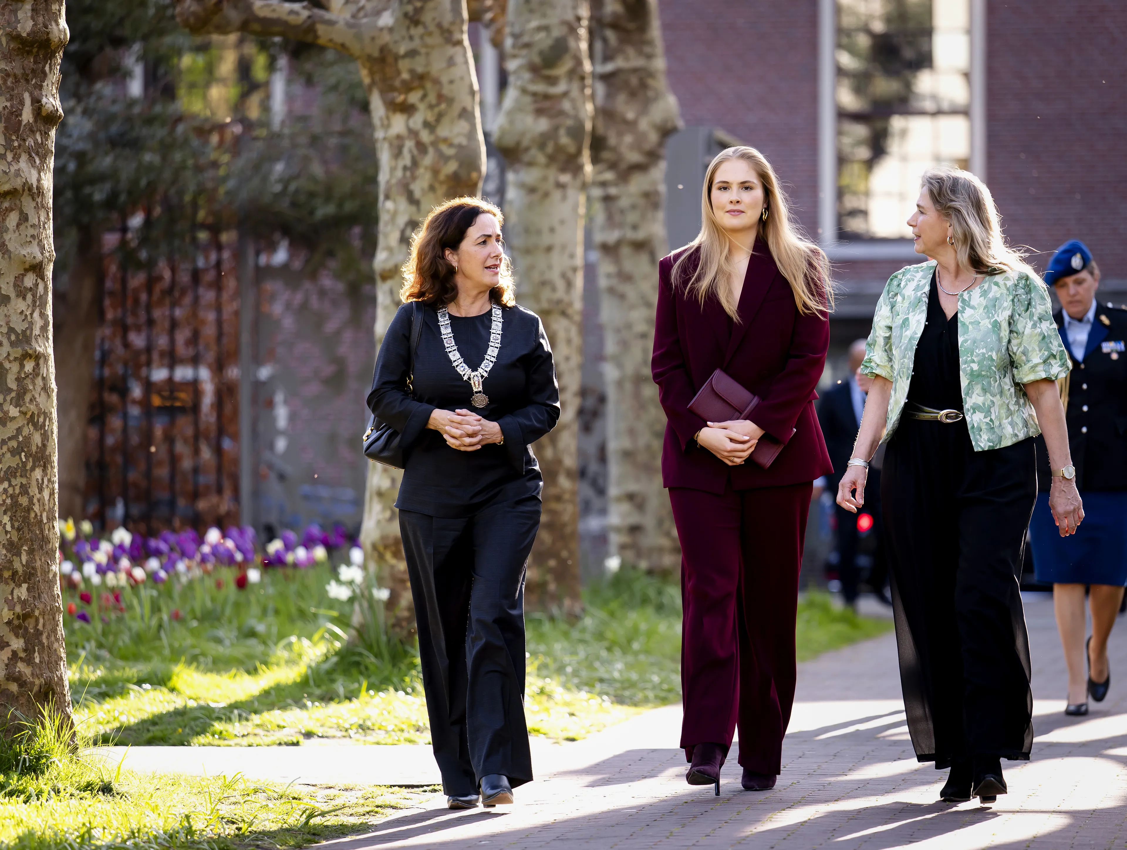 Prinses Amalia en Femke Halsema worden ontvangen door de stichting Dignita.