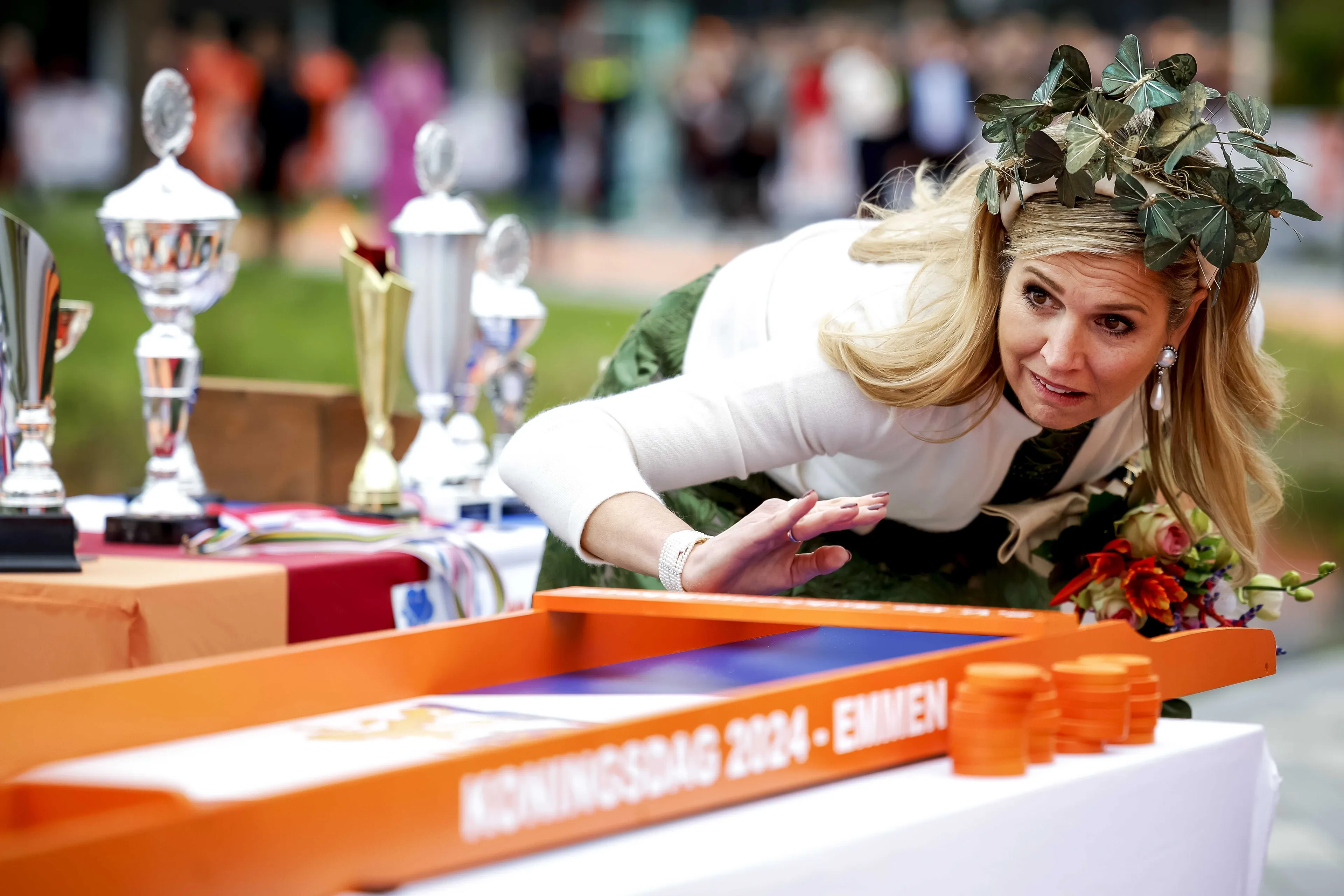 Tijdens Koningsdag in Emmen is Máxima aan het sjoelen (2024).