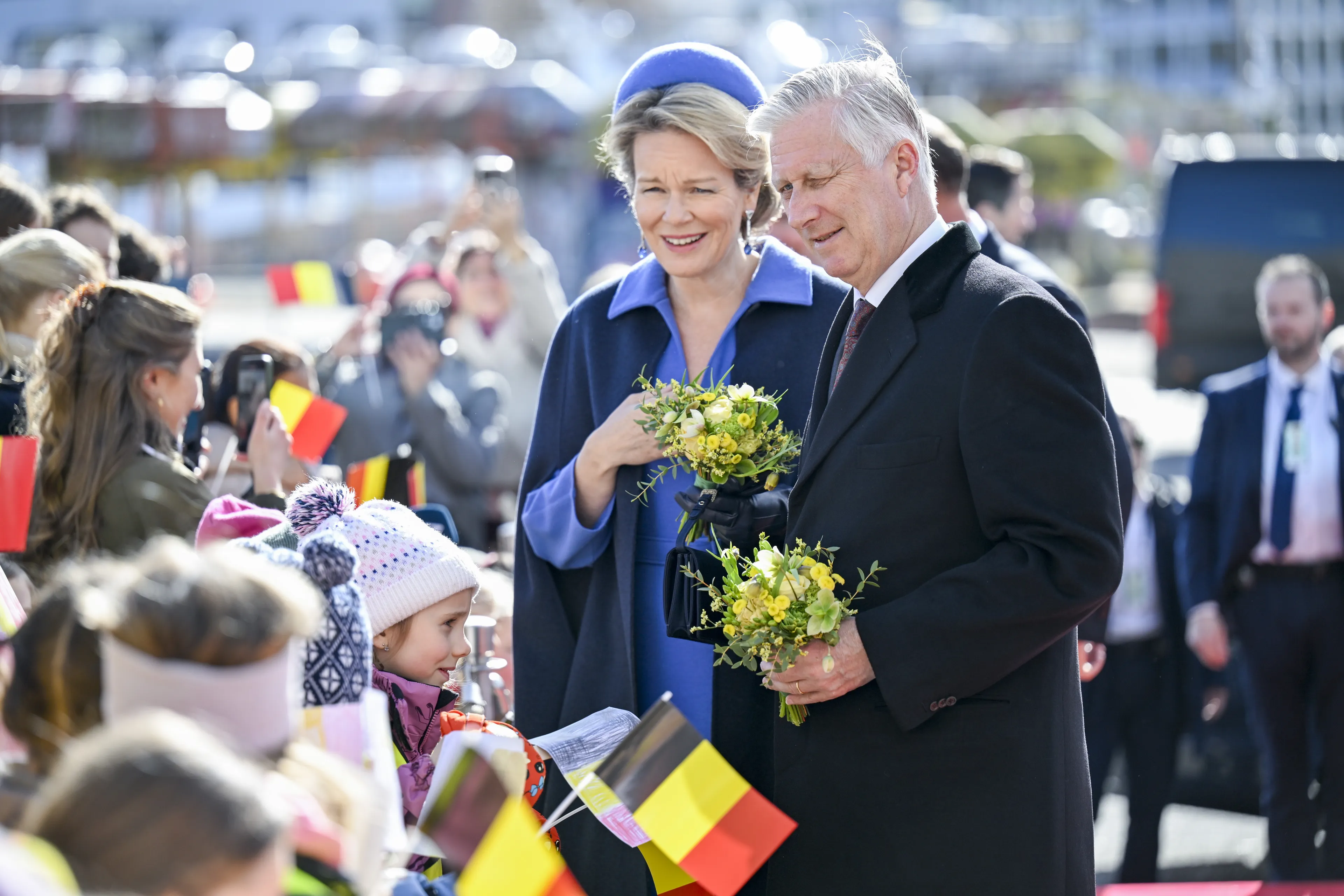Het Belgische koningspaar bij aankomst bij het Oliemuseum.