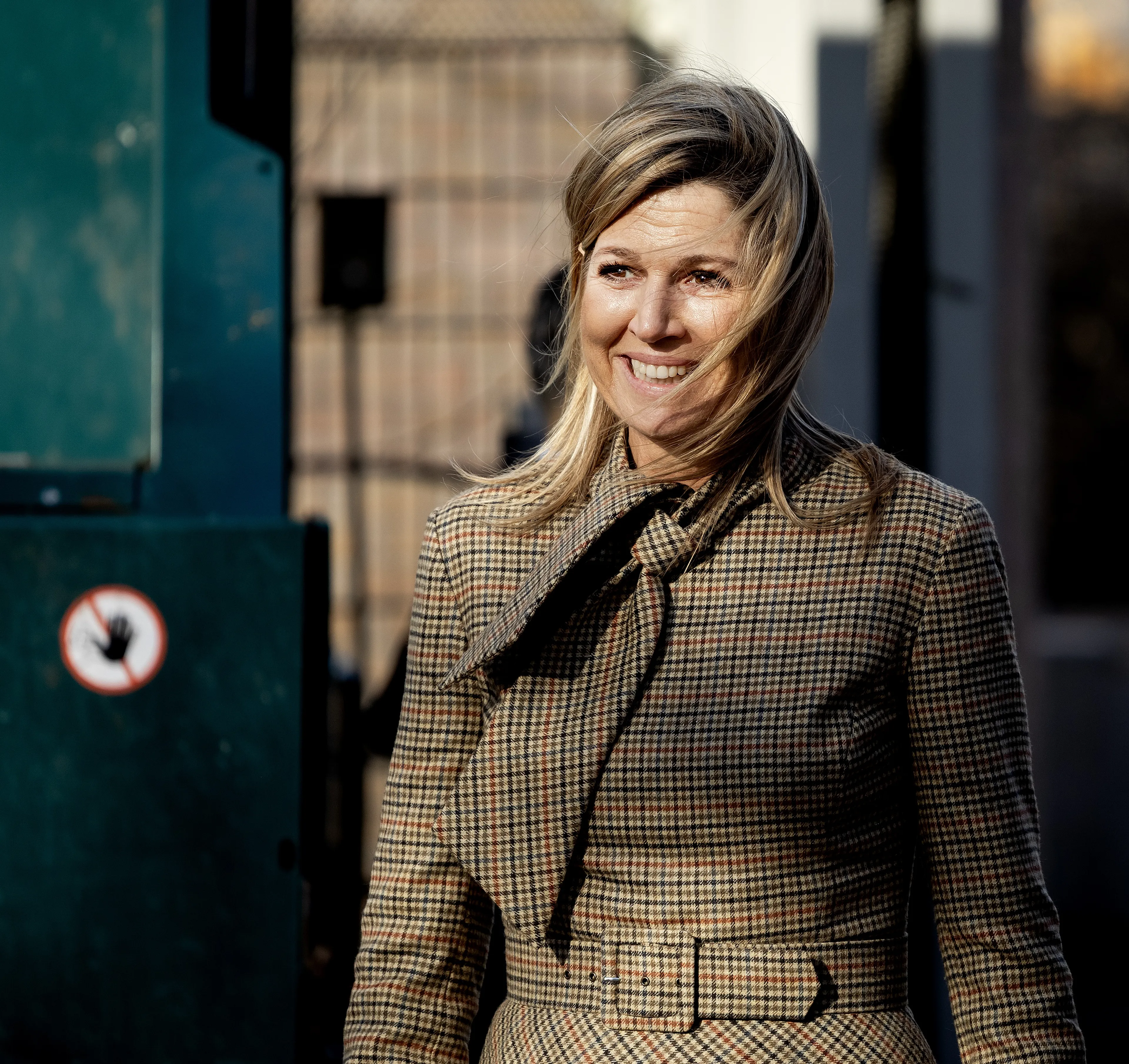 Ook deze geruite jurk heeft een bijpassende sjaal.