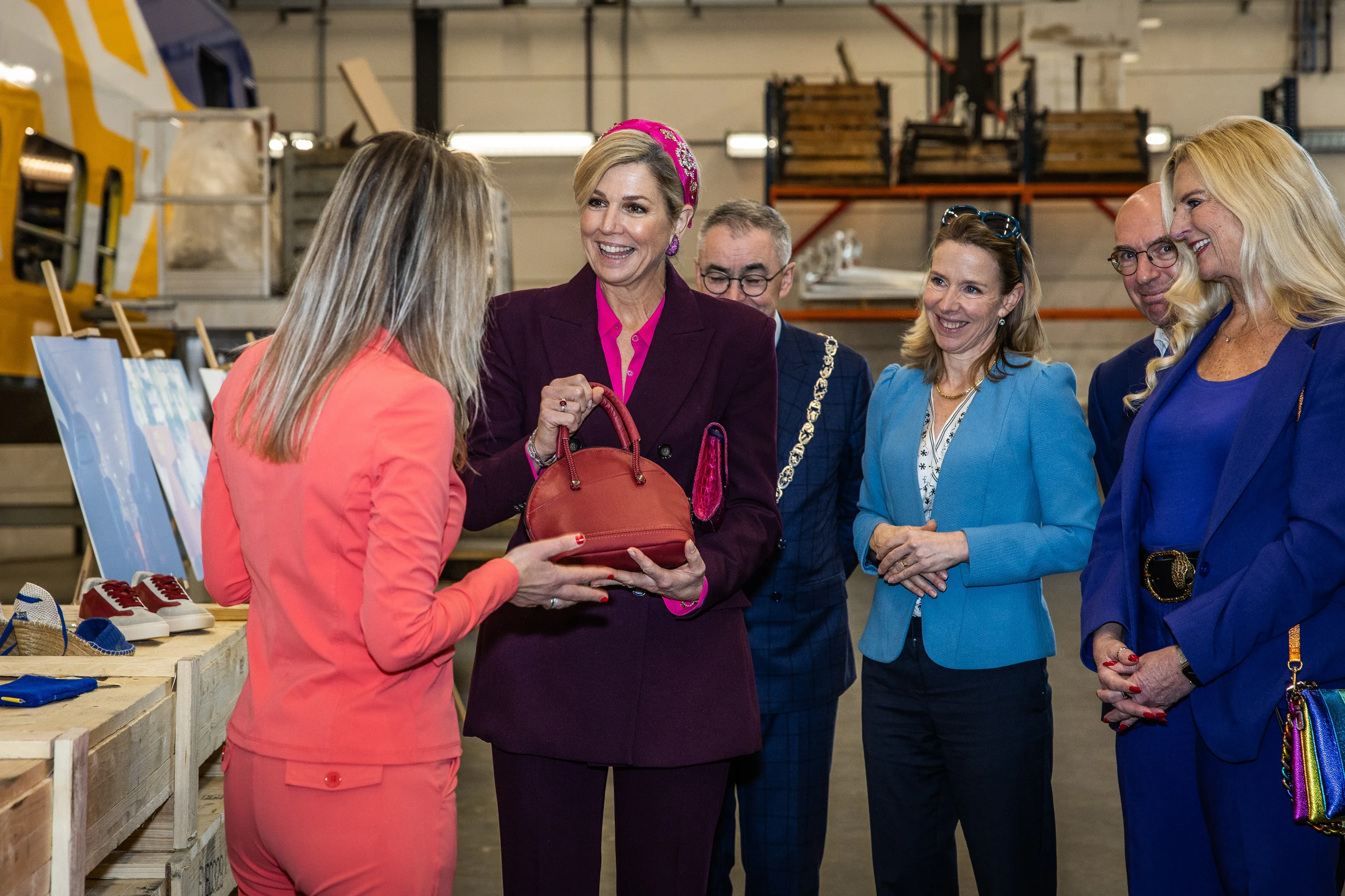 De tas is gemaakt van oude bekleding uit een eersteklas treincoupé.