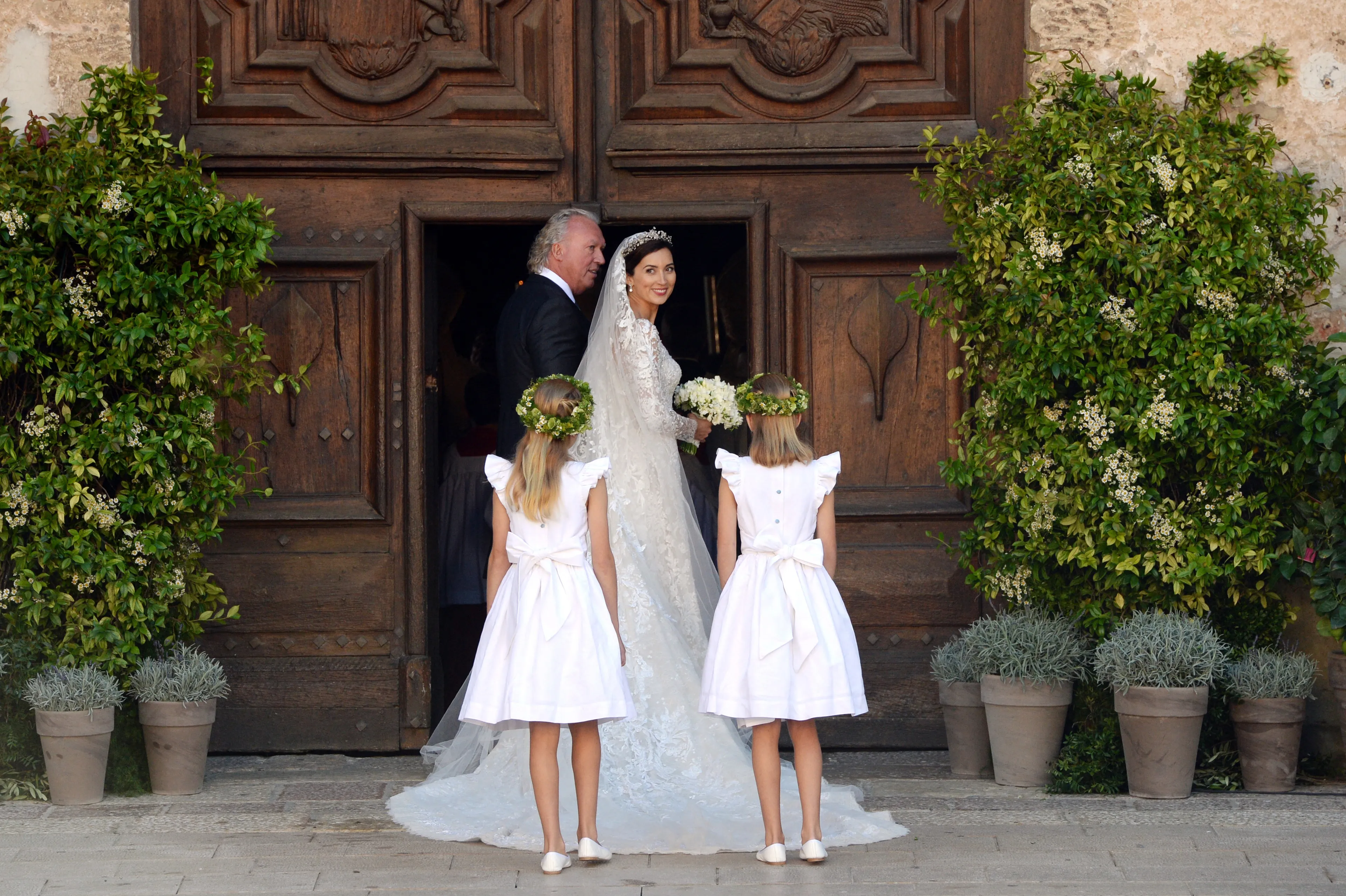 Claire in haar bruidsjurk.