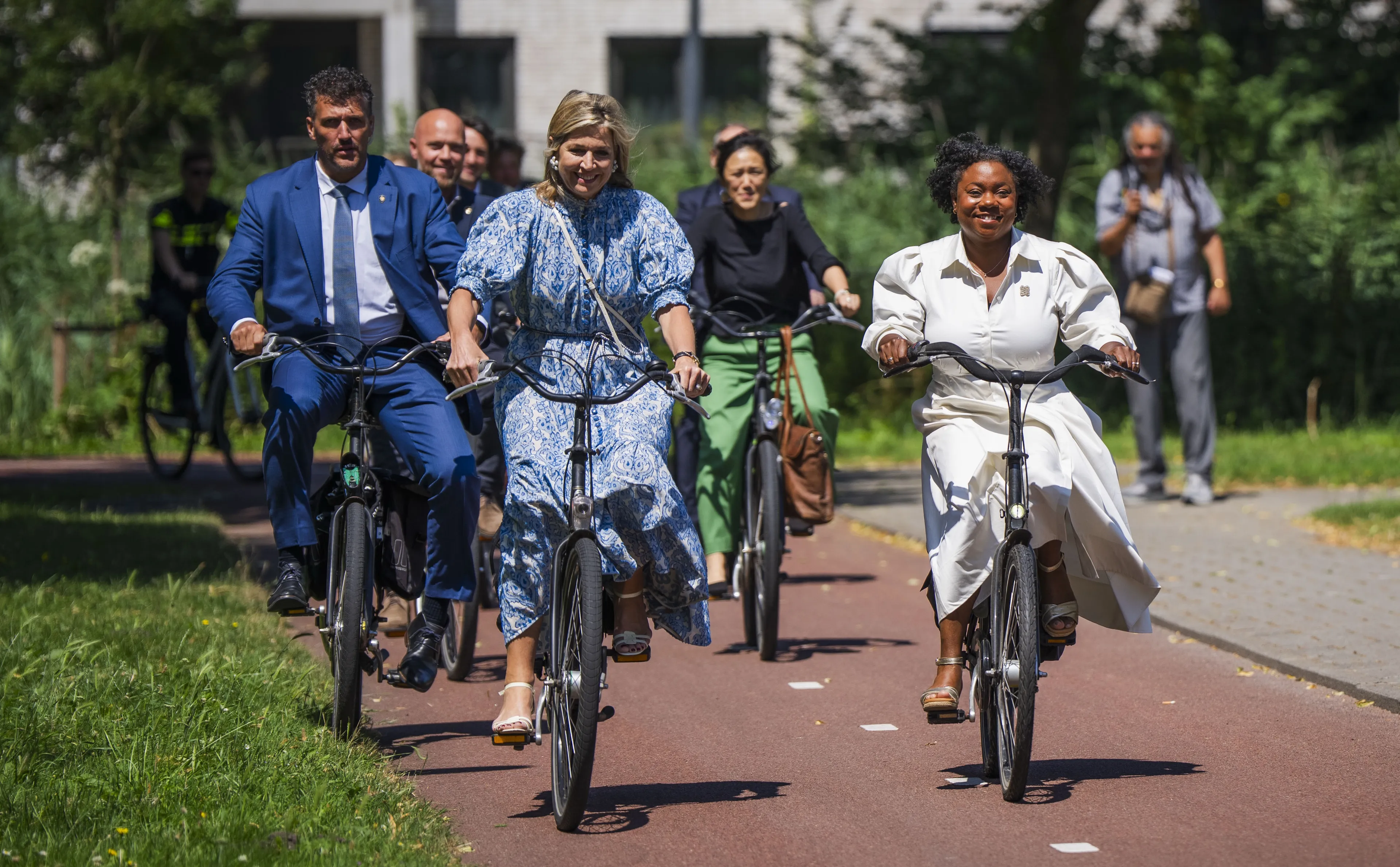 Koningin Máxima op de fiets.