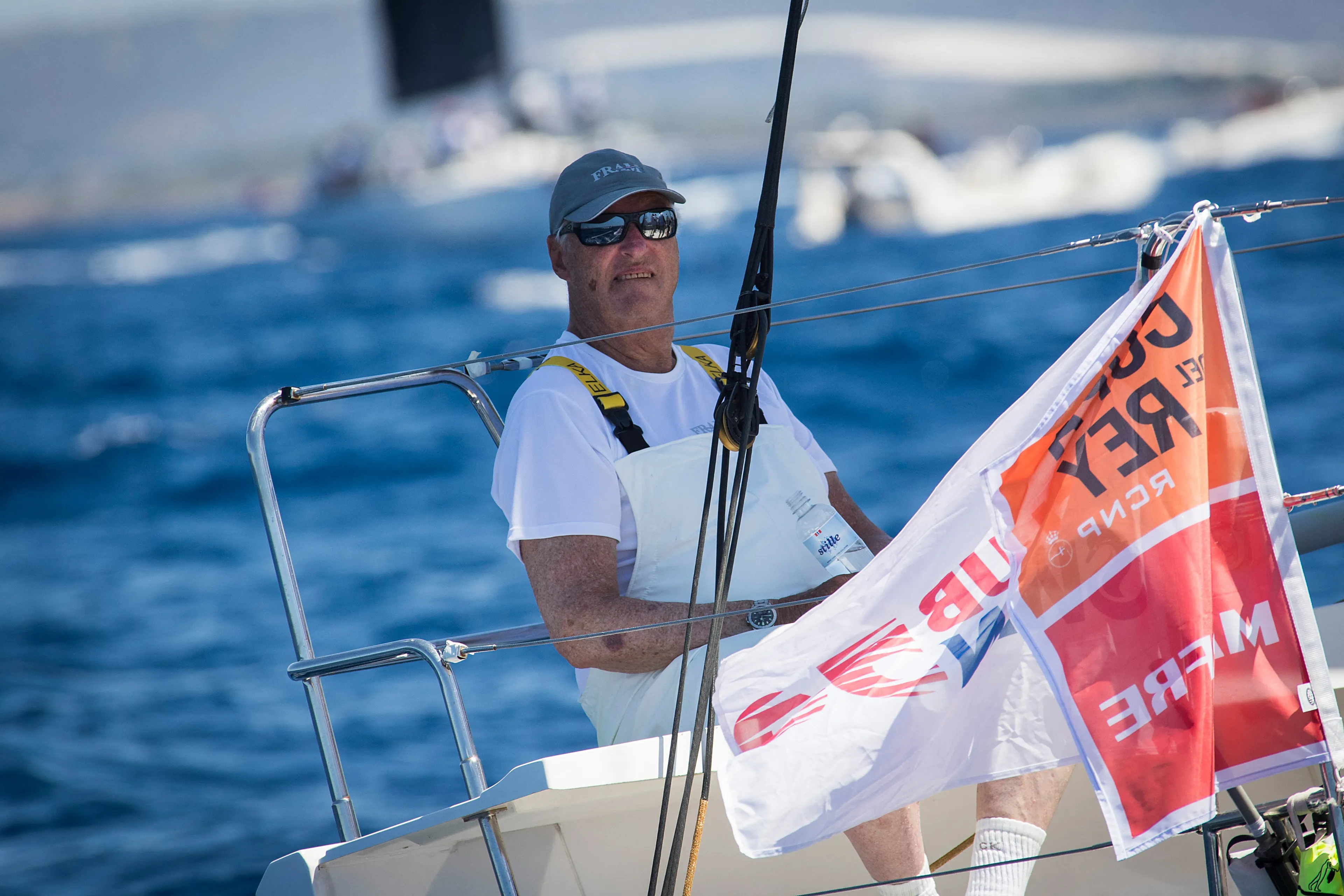 Koning Harald doet mee aan een zeilwedstrijd op Mallorca (2019).