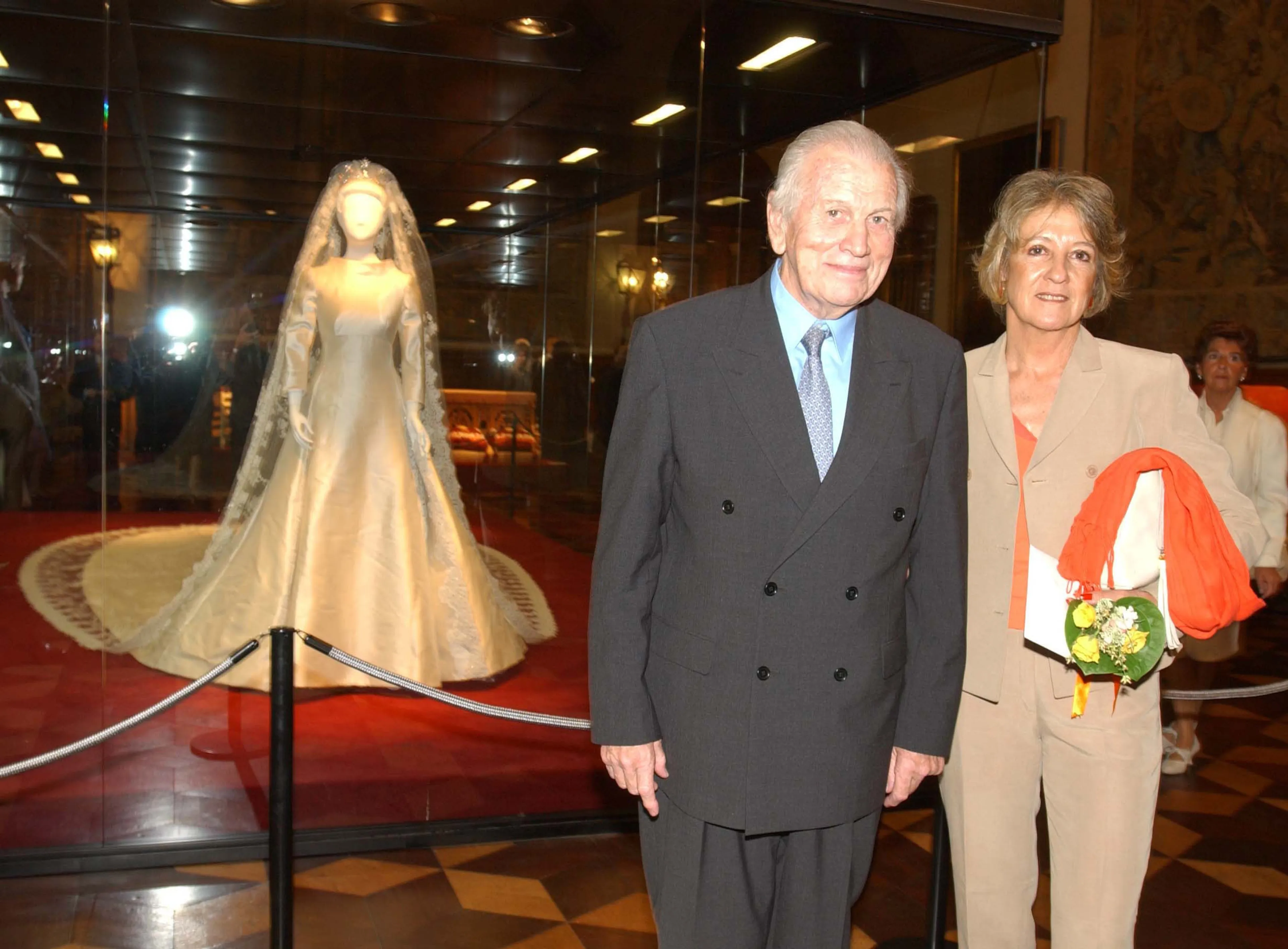Jorge Zorreguieta en María del Carmen Cerruti poseren voor de trouwjurk van Máxima.