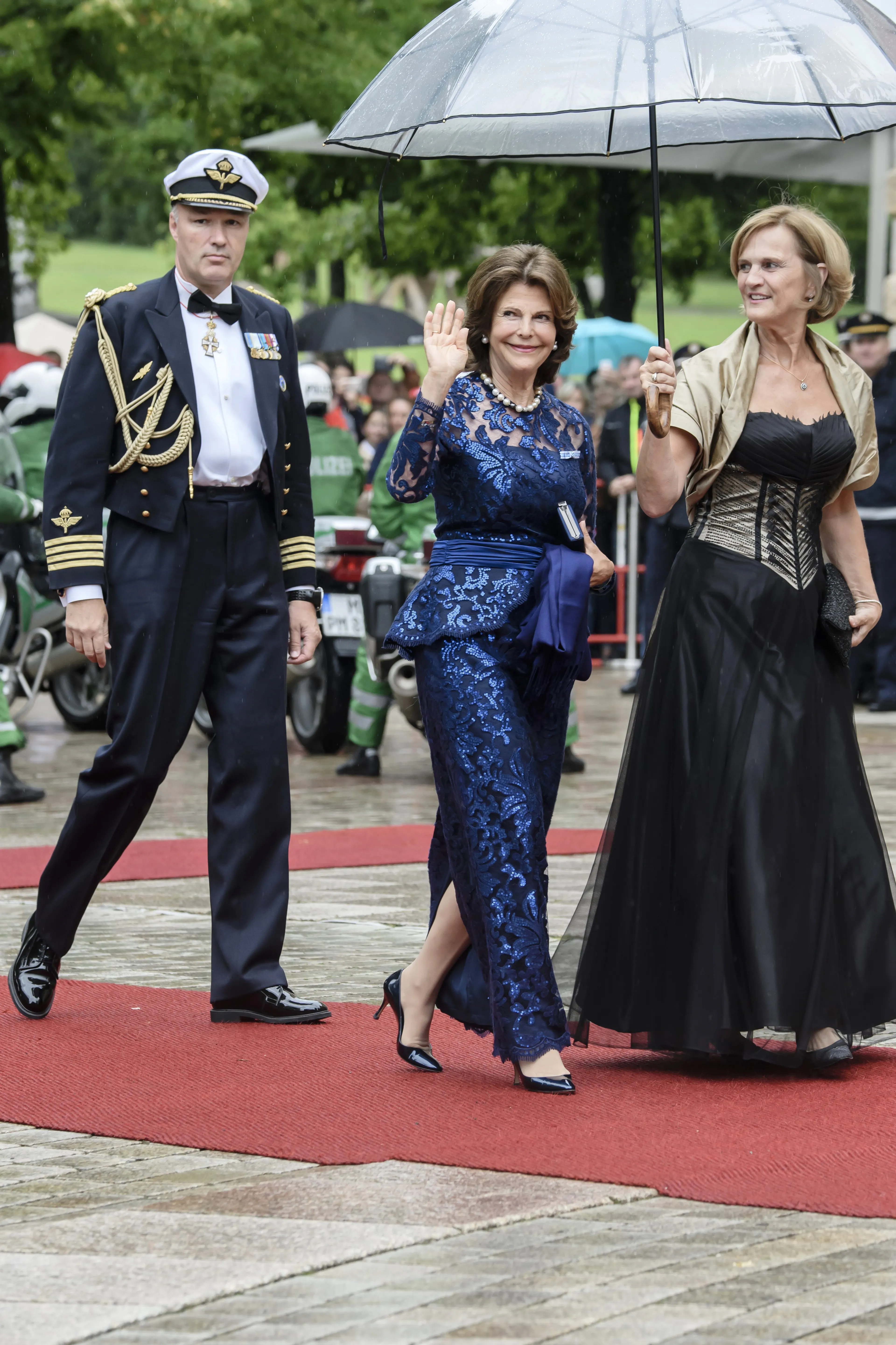 Koningin Silvia arriveert in een donkerblauwe jurk (2017).