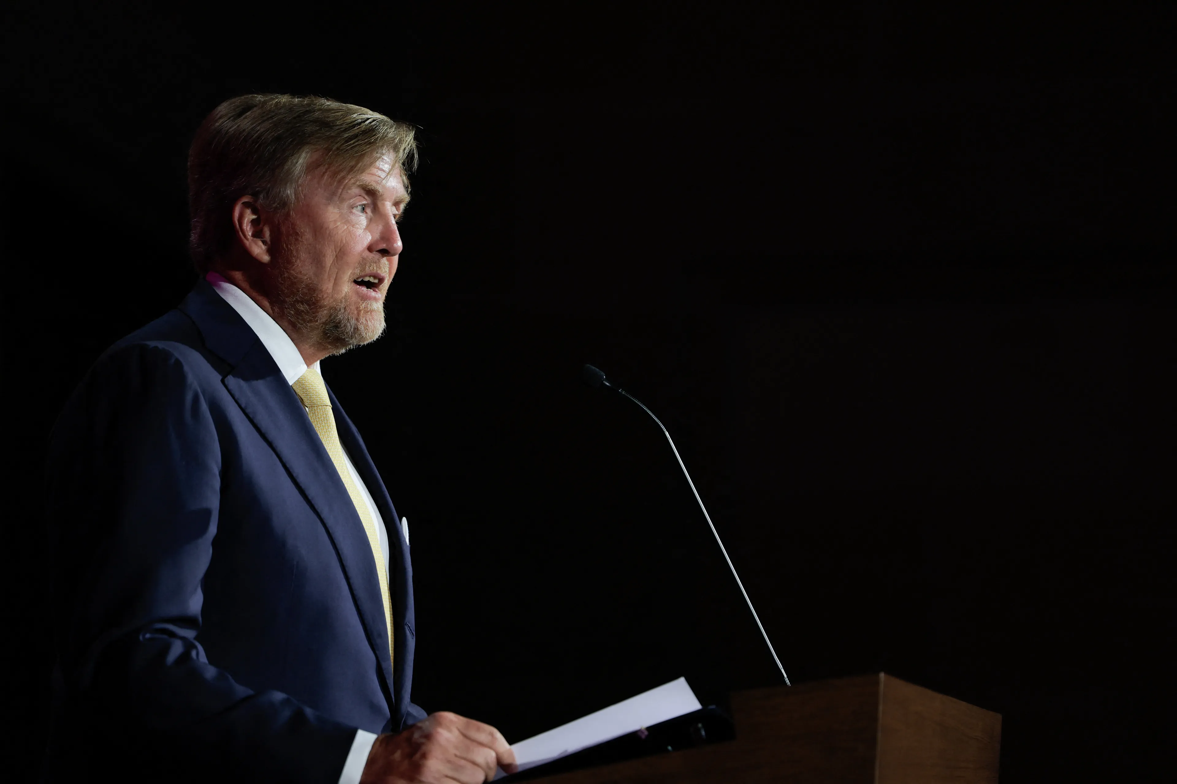 De koning schuwt onderwerpen als de NAVO in zijn toespraak niet.