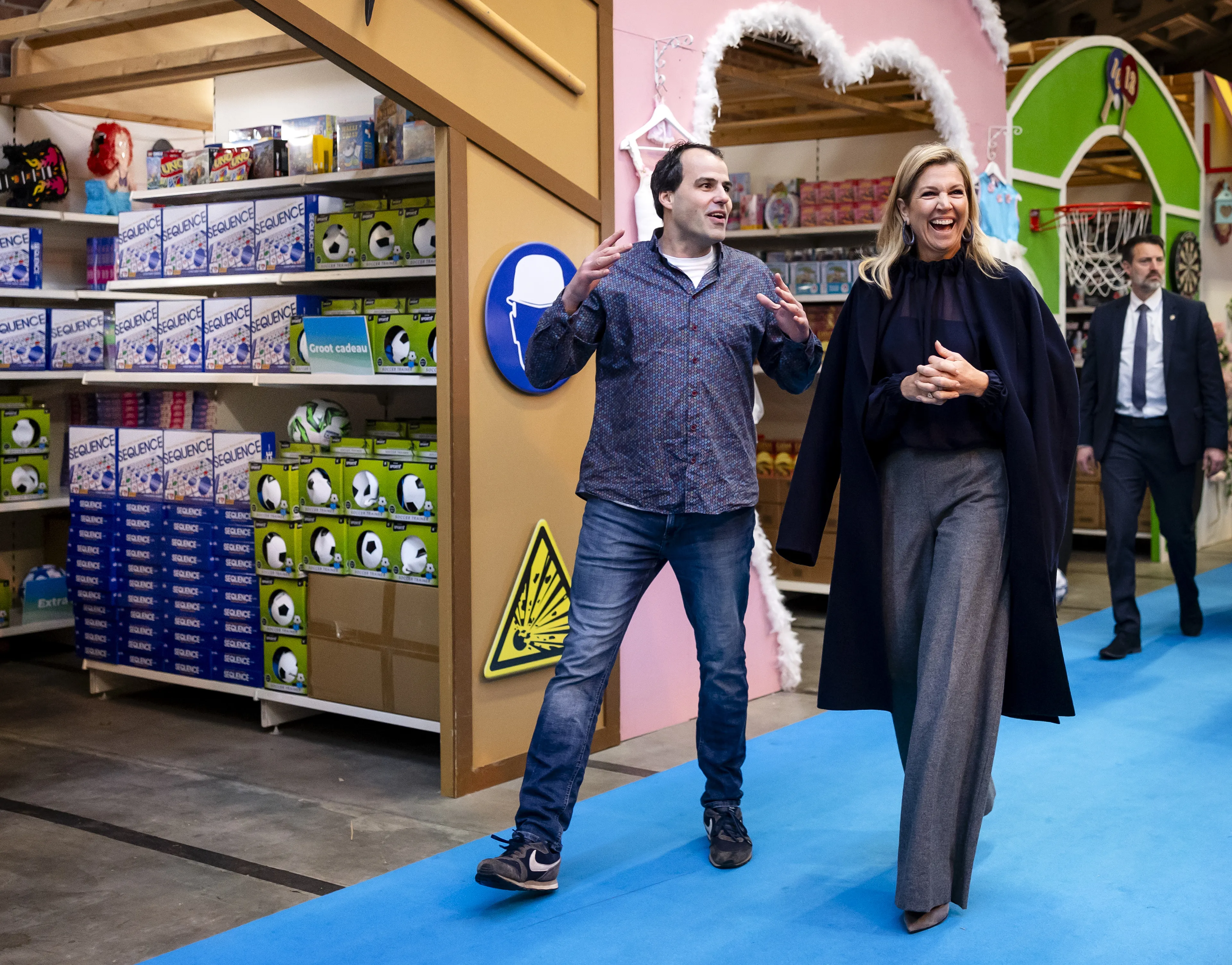 Koningin Máxima pakt bij Stichting Jarige Job de miljoenste verjaardagsbox in.