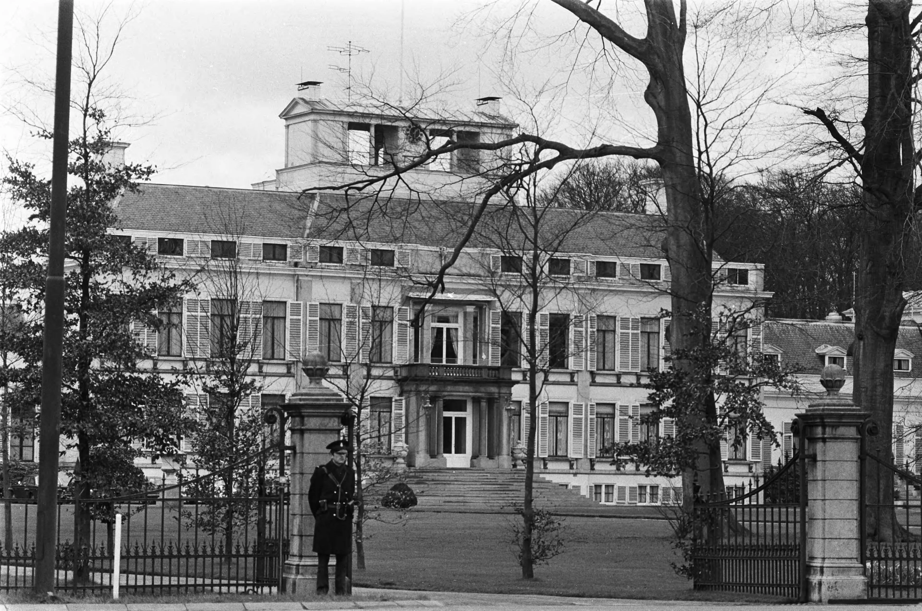 Een bewaker voor Paleis Soestdijk.