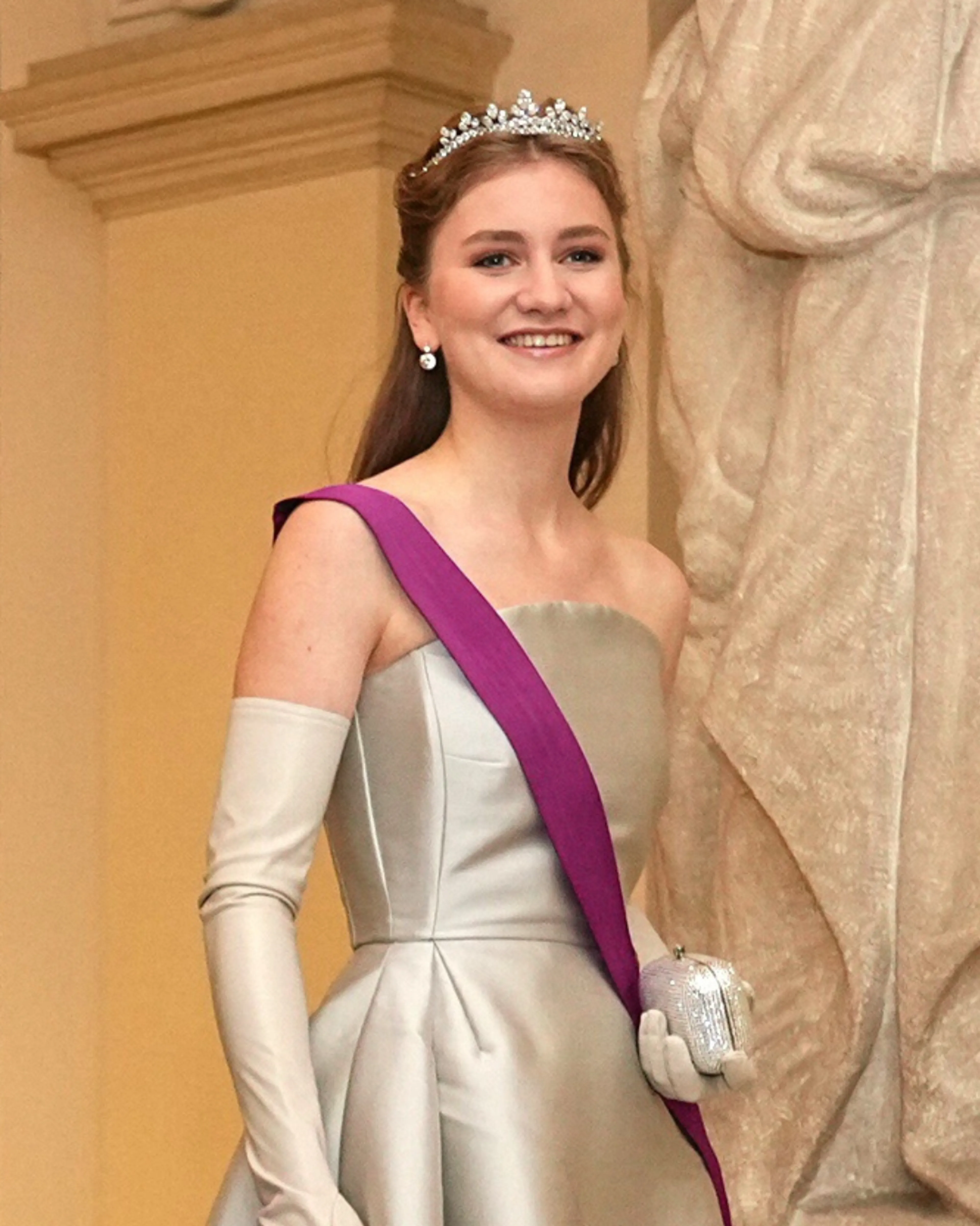 Prinses Elisabeth draagt het diadeem naar het galadiner van prins Christian (2023).